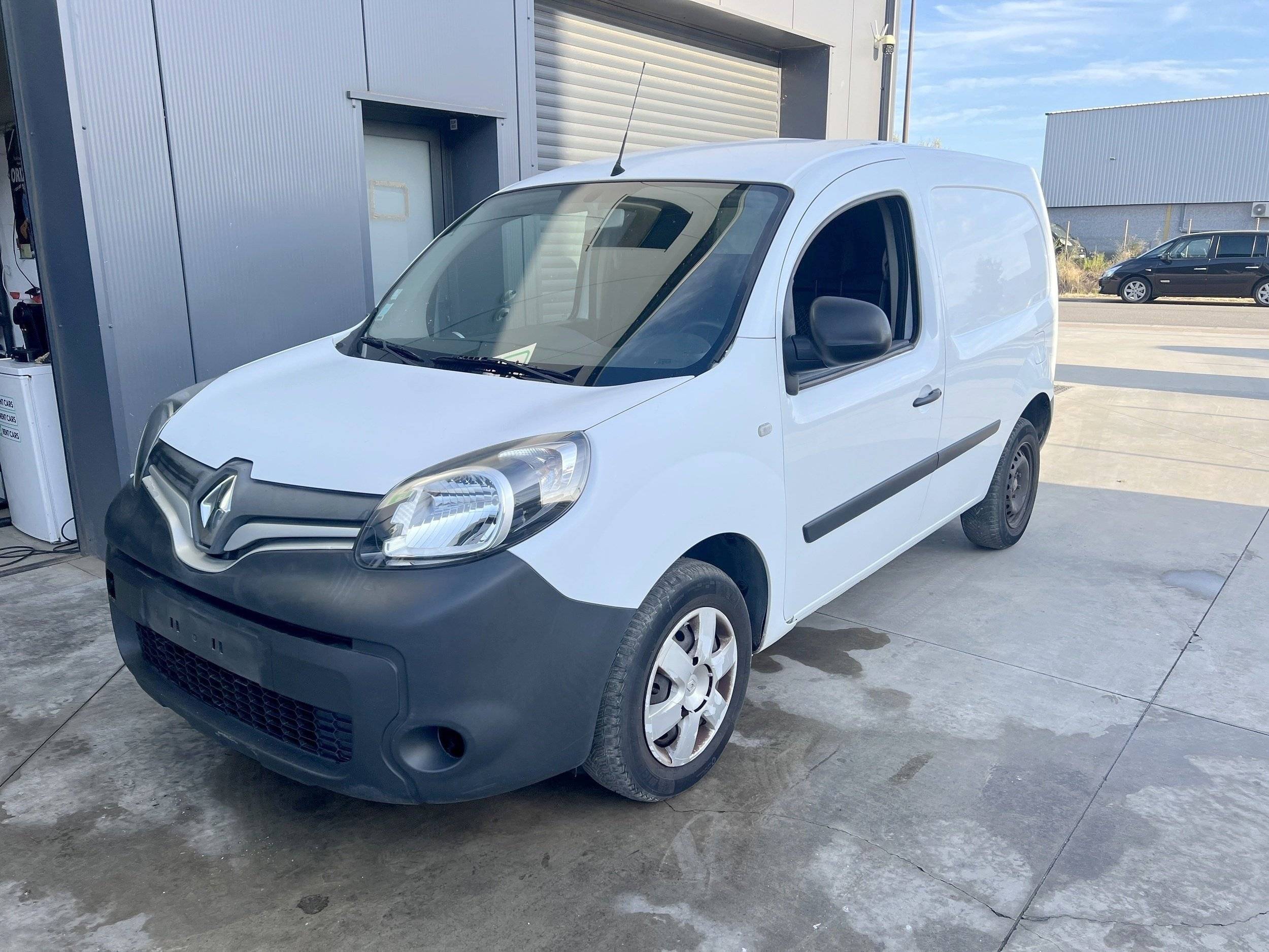 Vue avant de 3/4 Renault kangoo 2 90CV - Yescapa