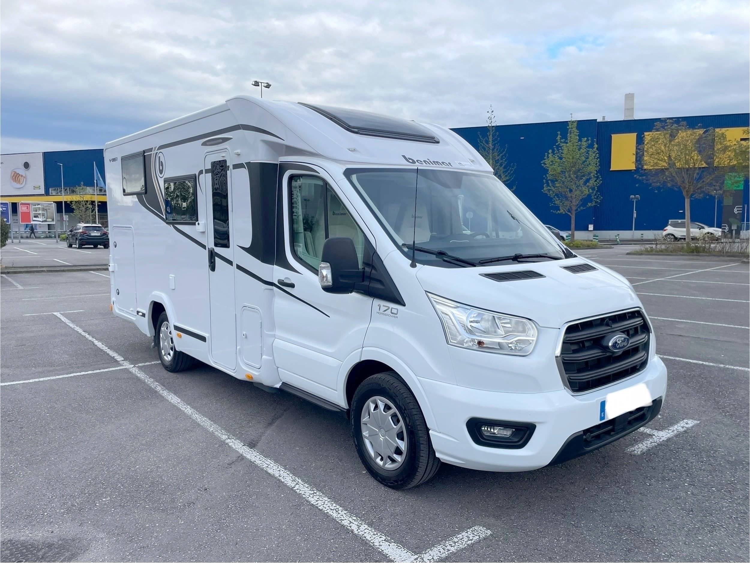 Vista de 3/4 Ford Transit 2,0 l 170 ch - Yescapa