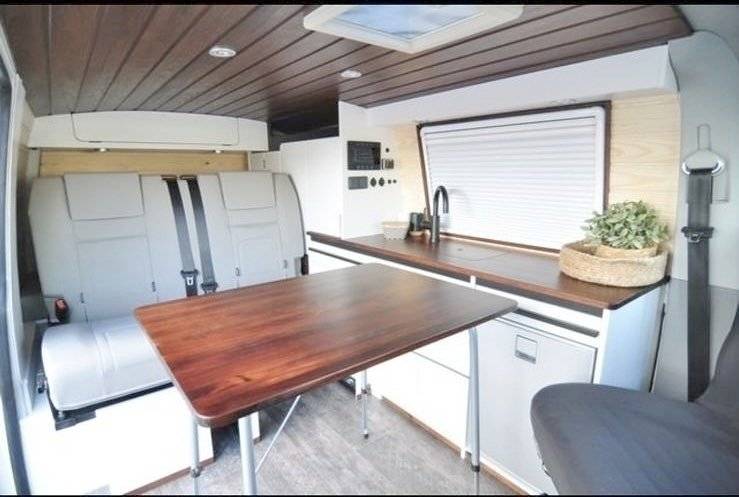 Dining Area Volkswagen T5 - Yescapa
