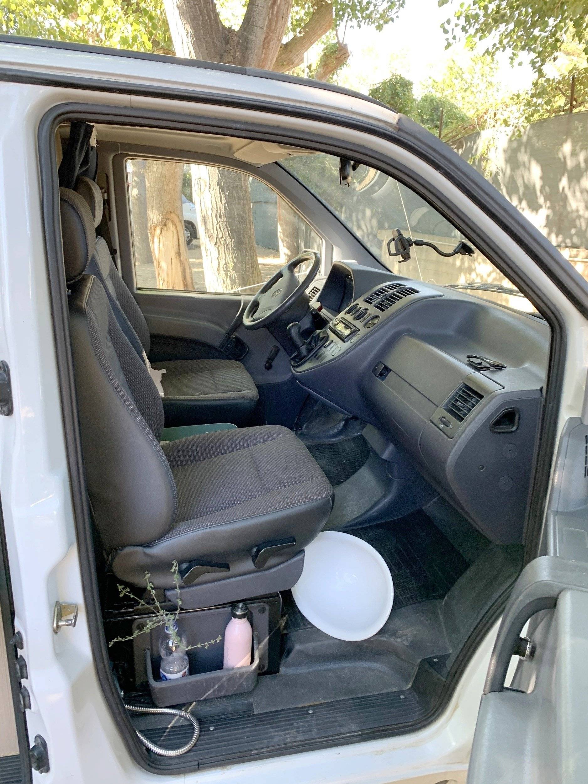 Driver's compartment Mercedes Vito 112 cdi - Yescapa