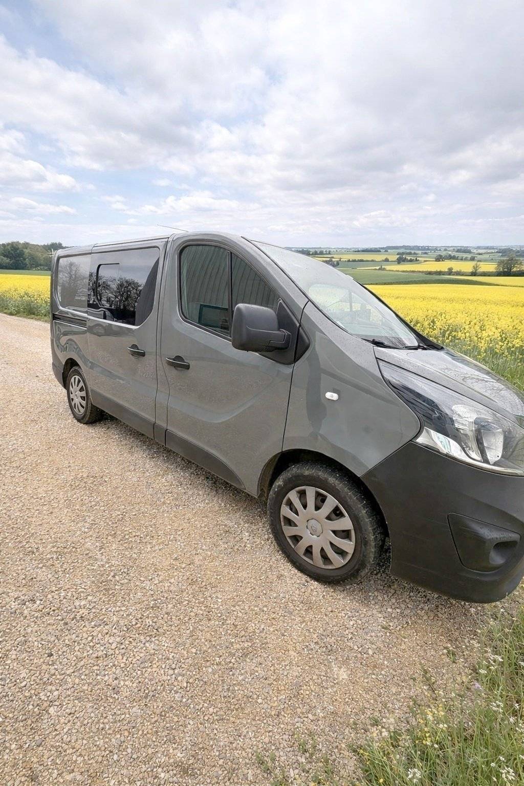 Vista de 3/4 Opel Vivaro 1,6 l 120 ch - Yescapa