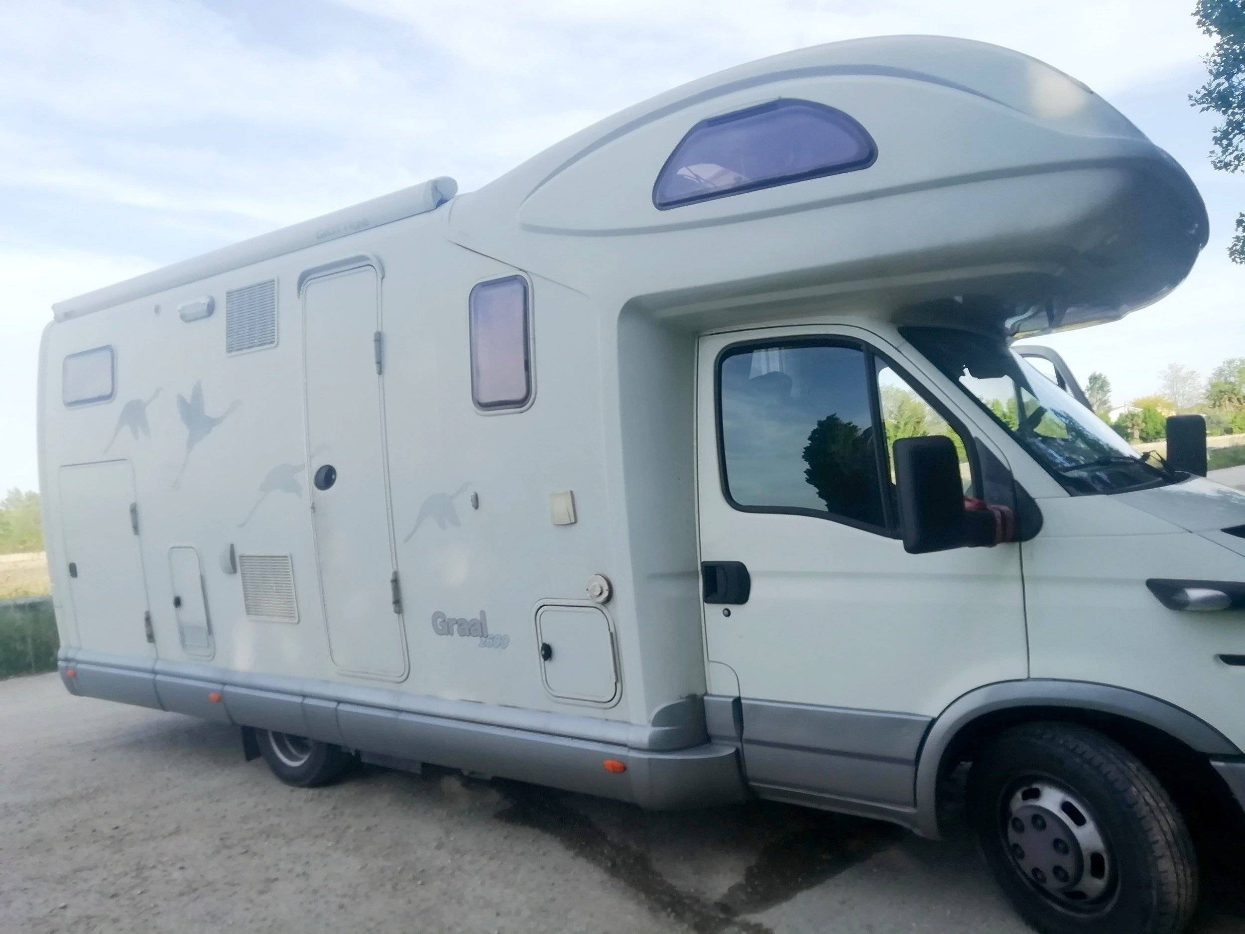 Front view from 3/4 Iveco - Yescapa