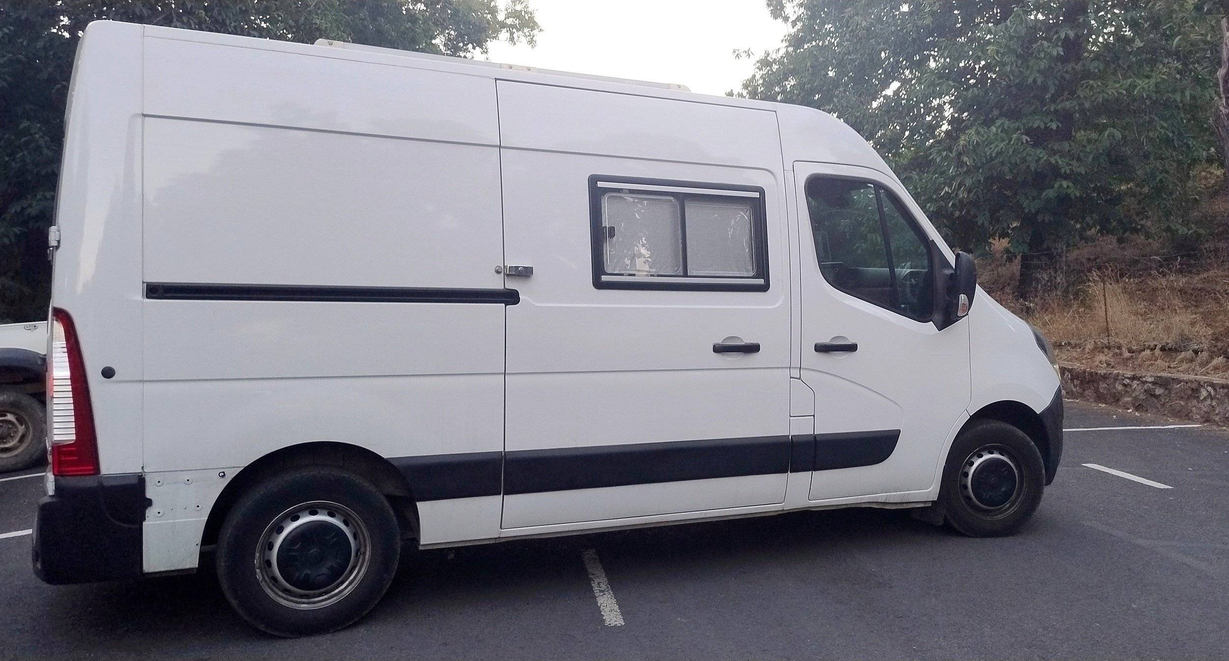 Front view from 3/4 Opel Movano - Yescapa