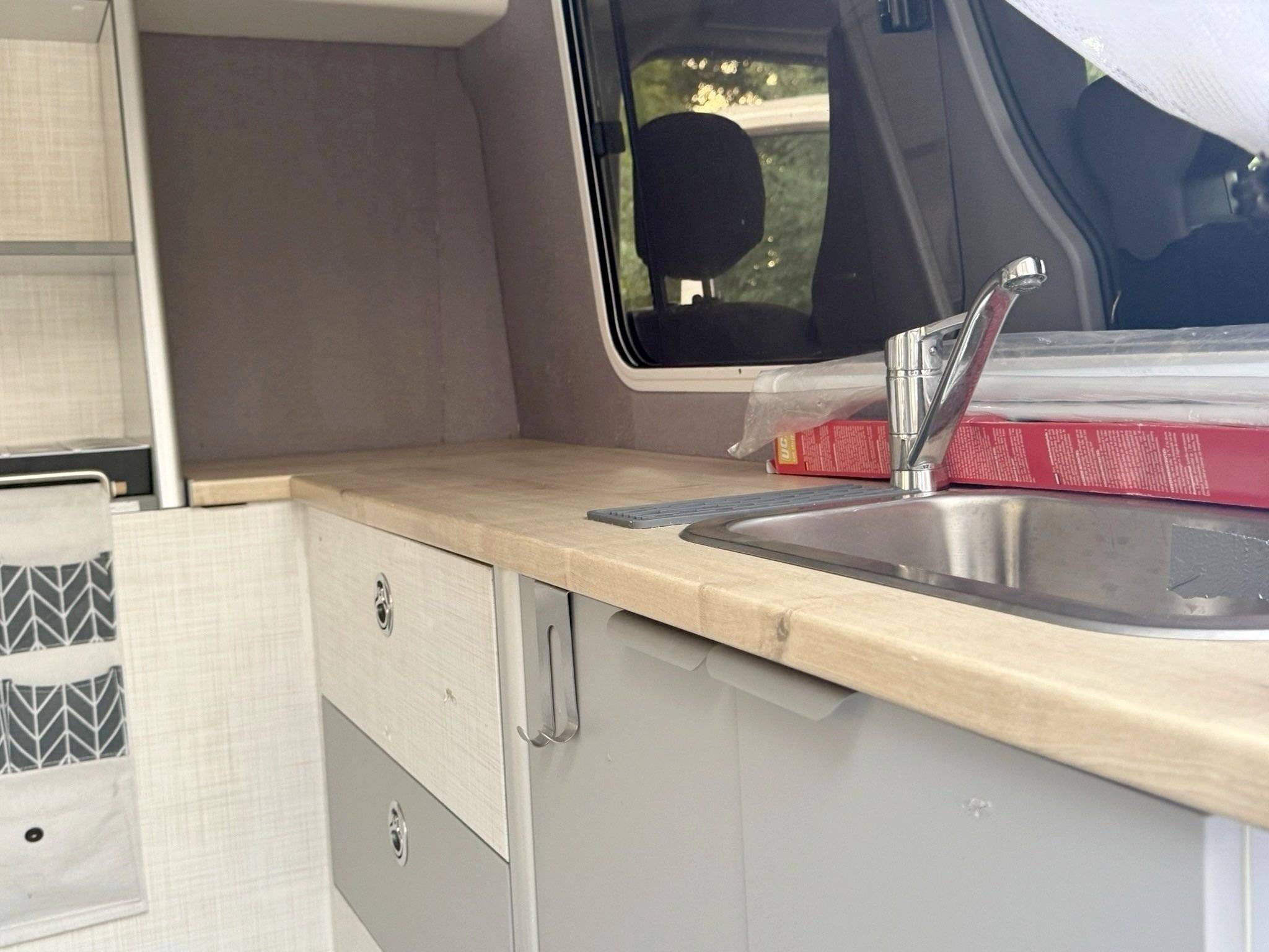 Dinette Renault Master 2,3 l 150 ch - Yescapa