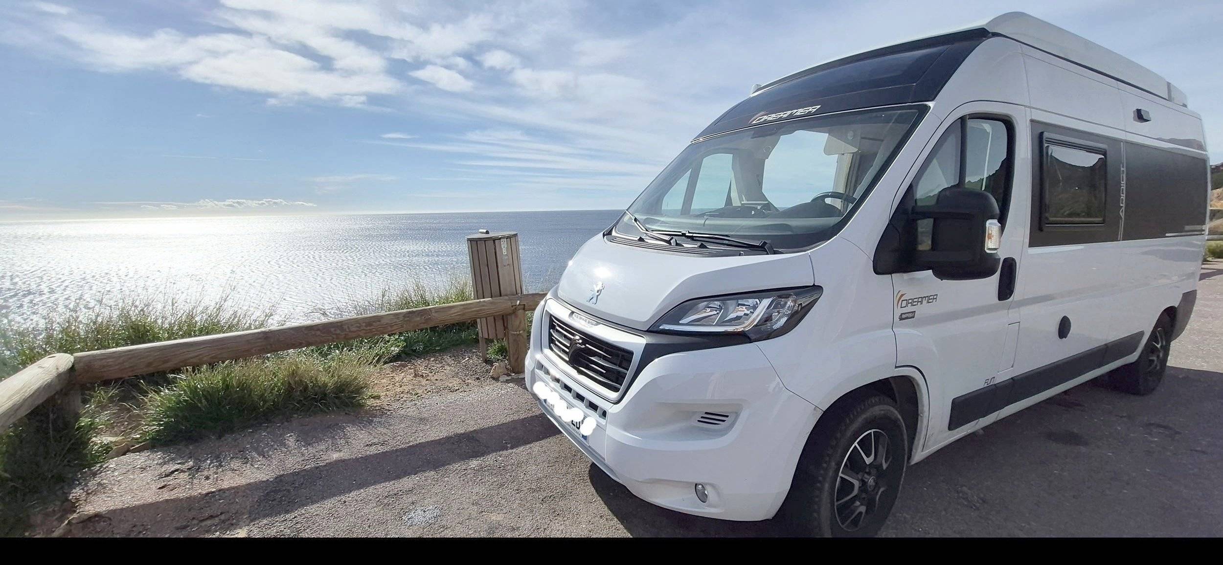 Vue avant de 3/4 Peugeot - Yescapa