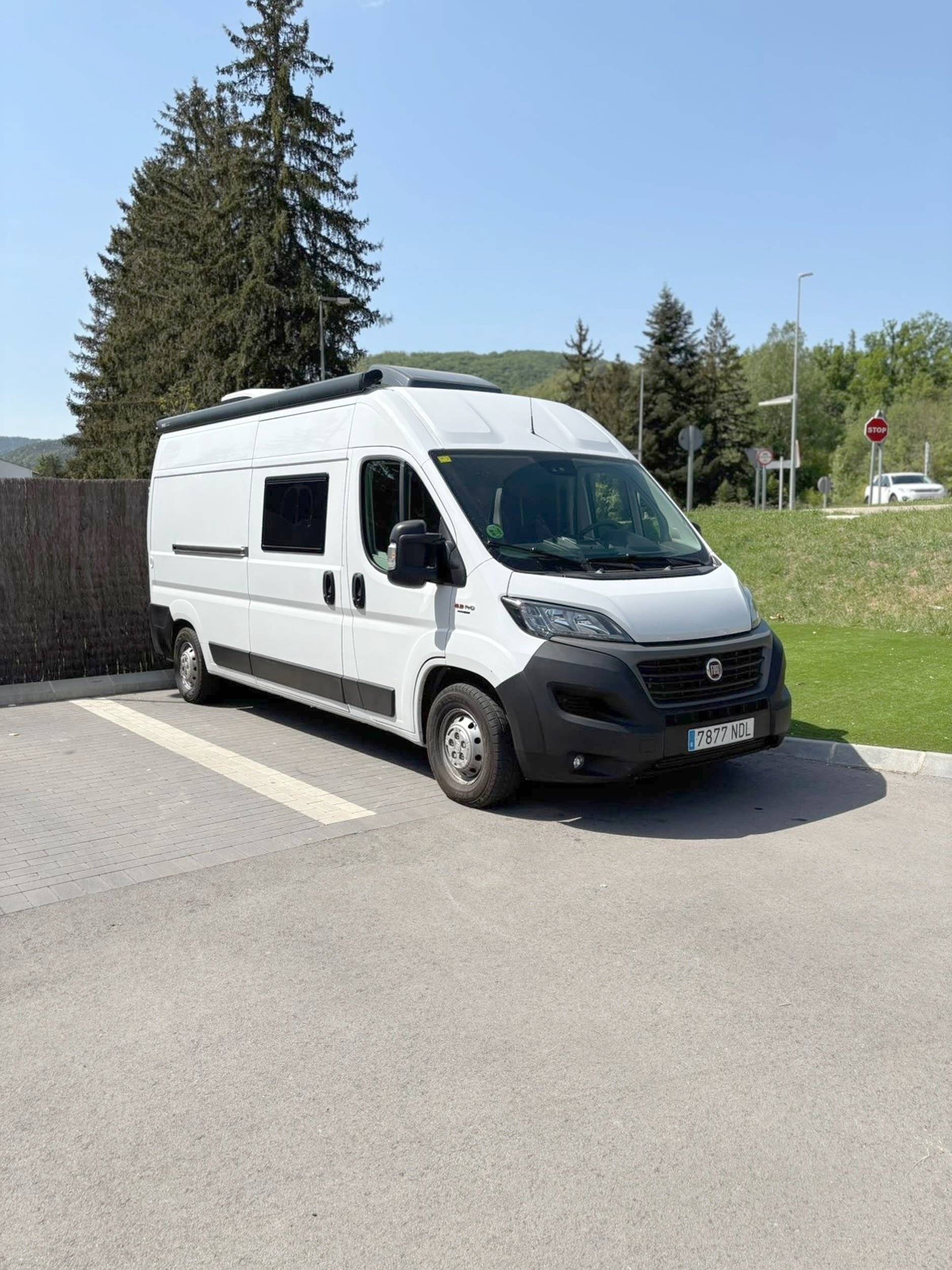 Vista del vehículo ángulo delantero Fiat Ducato 2,3 l Multijet 140 ch. - Yescapa