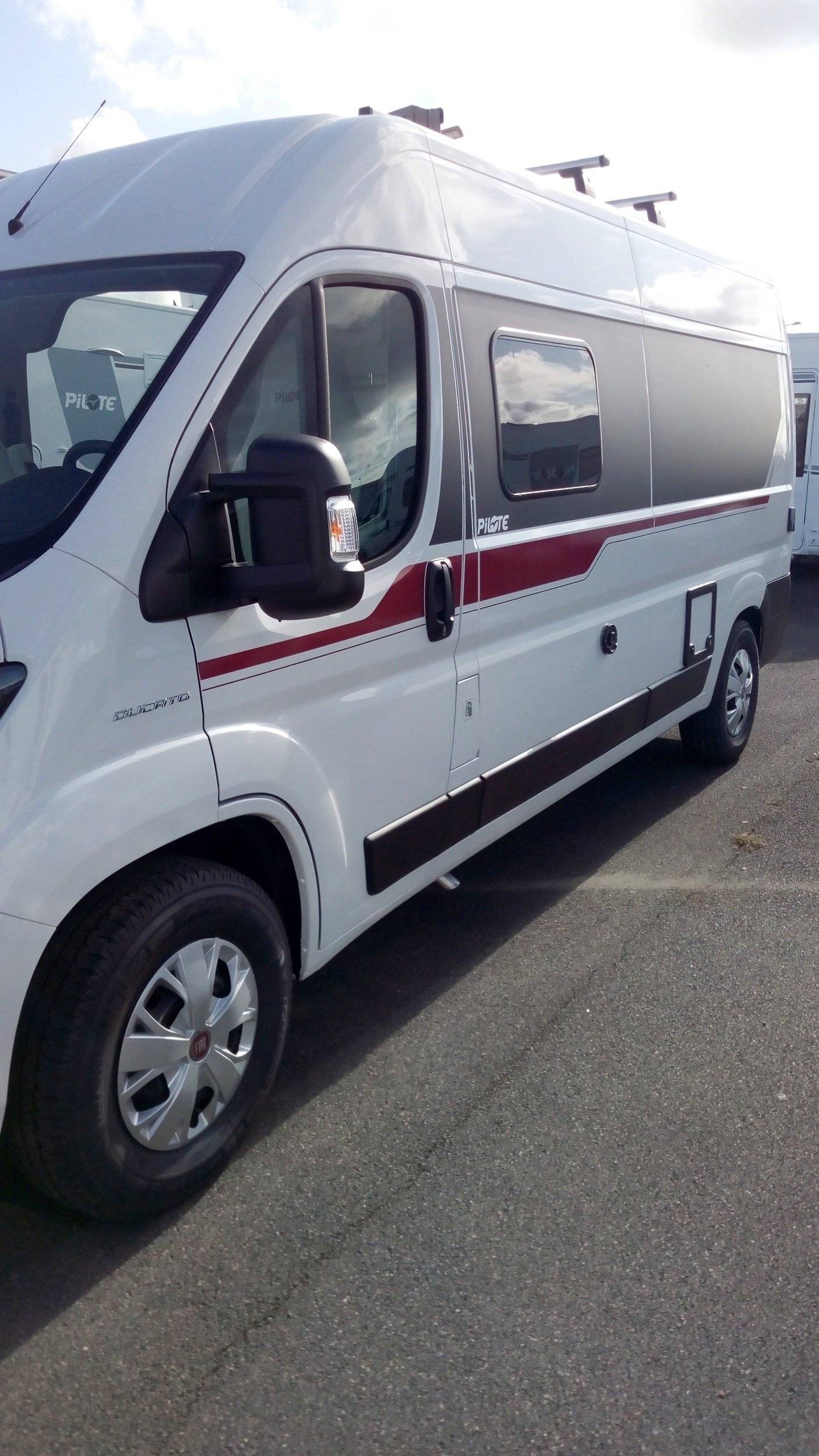 Location Camper  Pont-à-Celles - OFF-TRACK Volkswagen Transporter T5 -  65812 - Yescapa