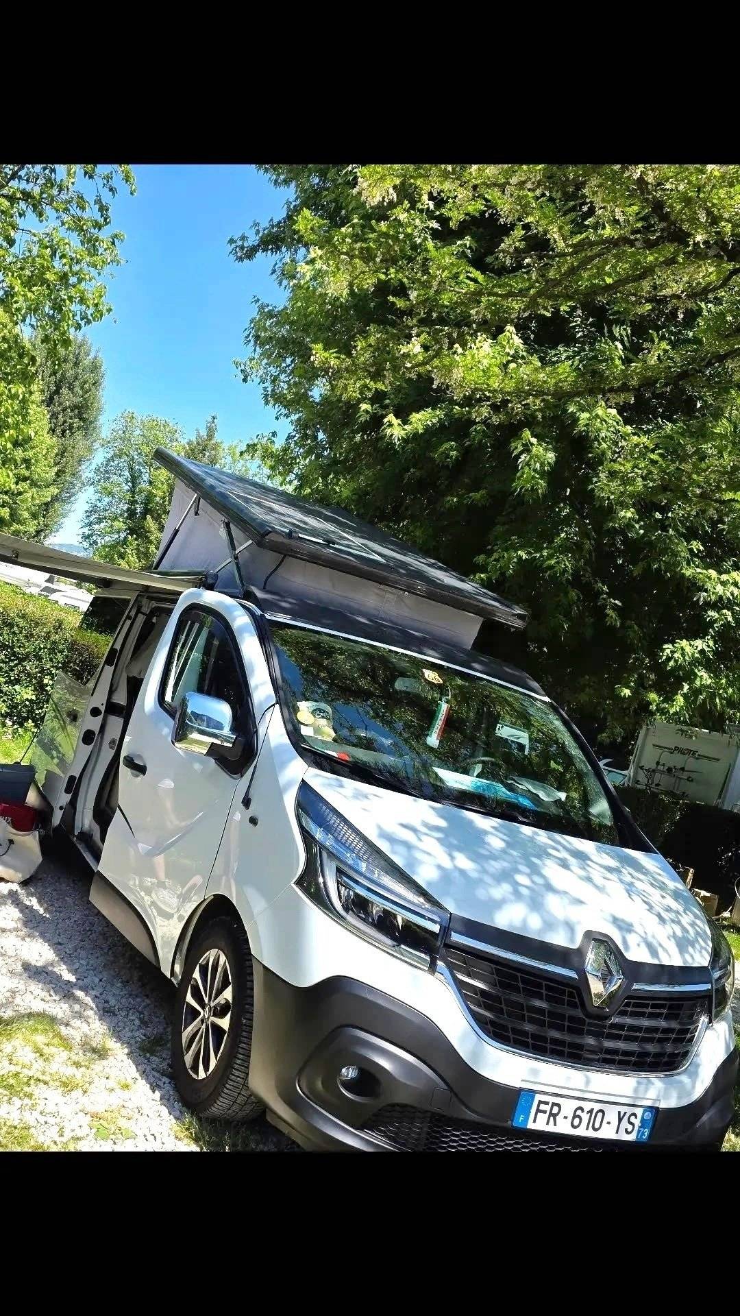 Vista de 3/4 Renault Trafic L2H1 2 l 120 ch - Yescapa