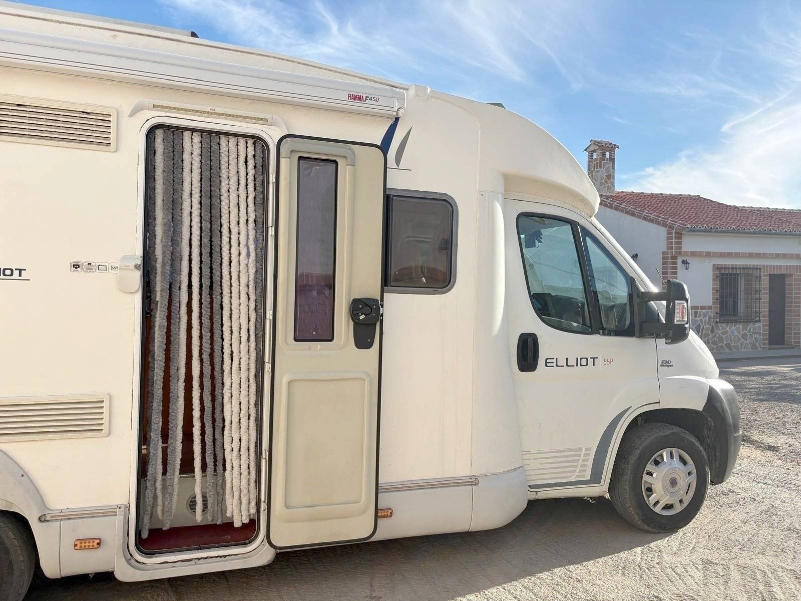 schräge Vorderansicht Fiat 2,3 l 130 ch. - Yescapa