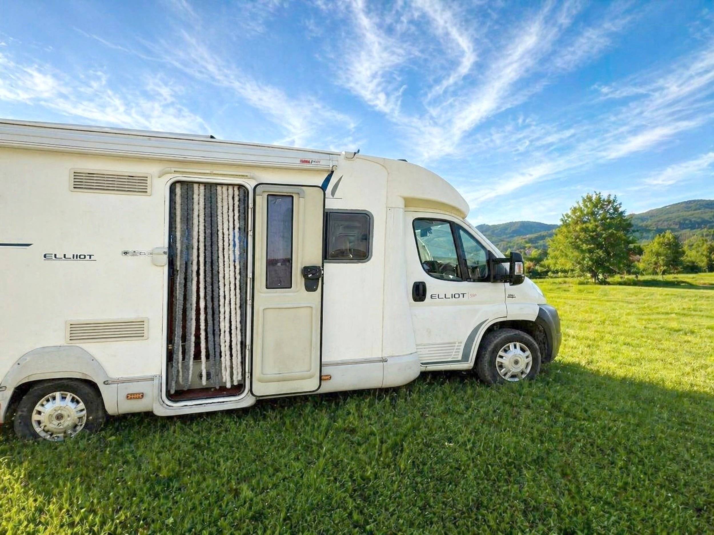 Vue avant de 3/4 Fiat 2,3 l 130 ch. - Yescapa