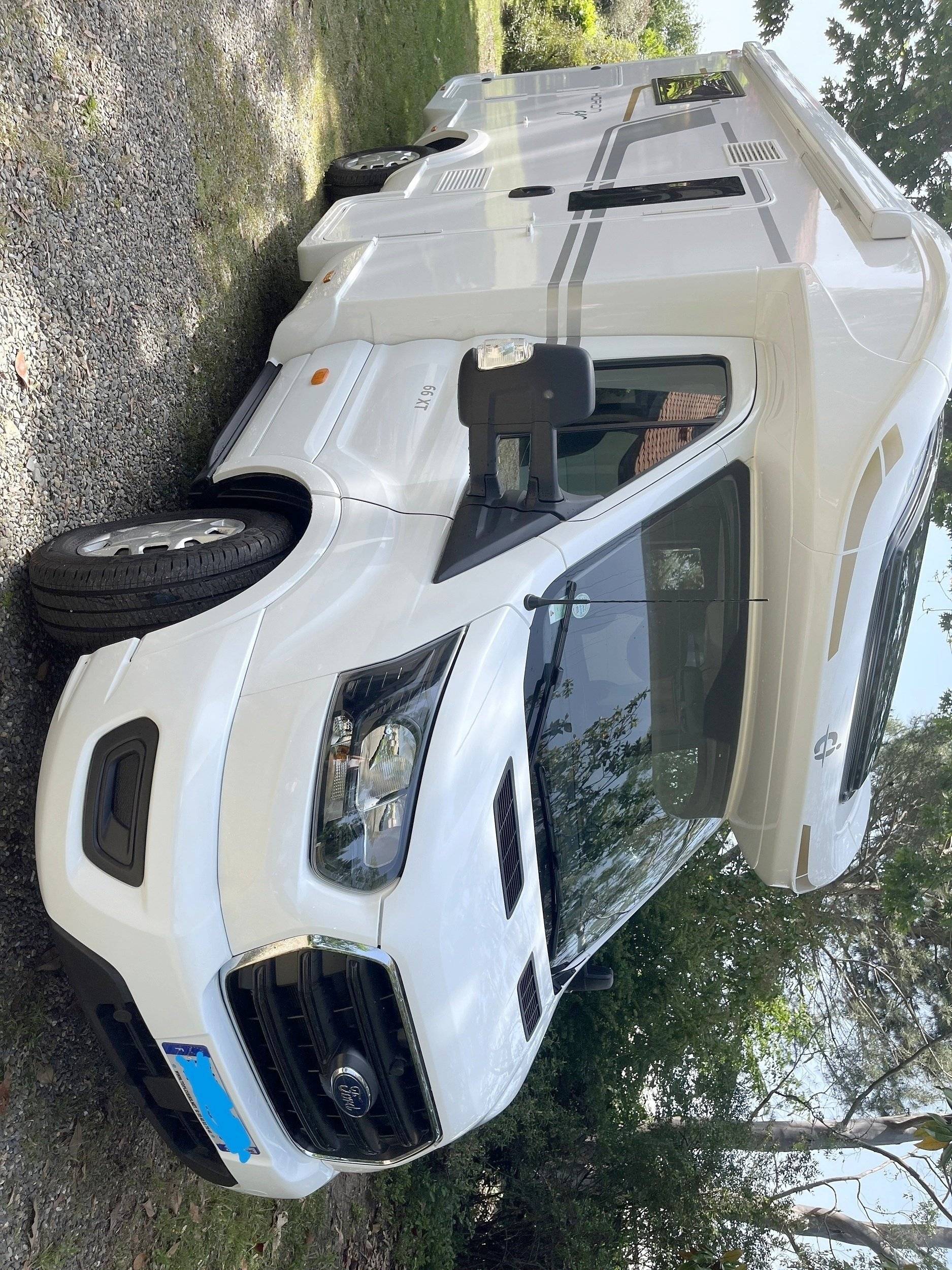 Vista frontale a ¾ Ford FORD - Yescapa