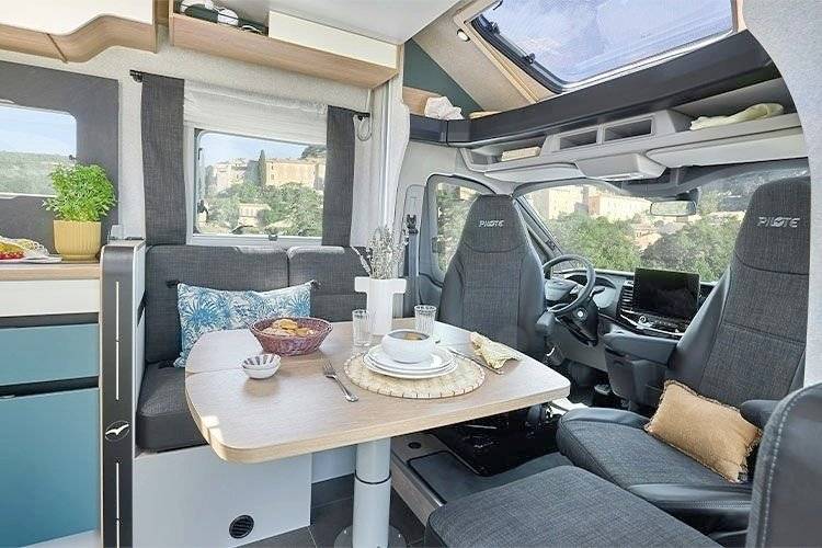 Dining Area Ford Pilote - Yescapa