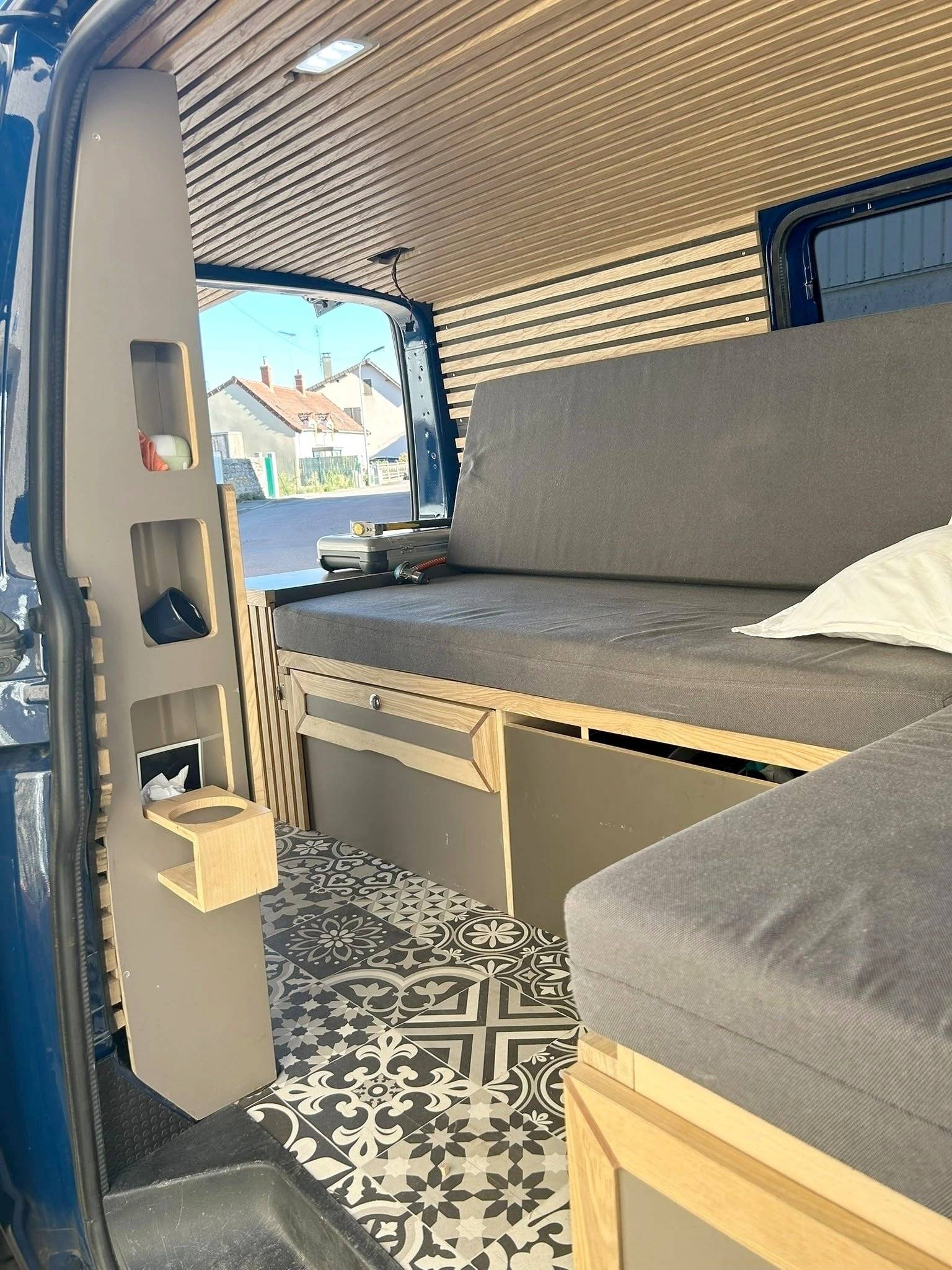 Dining Area Volkswagen T6 2,0 l 150 - Yescapa
