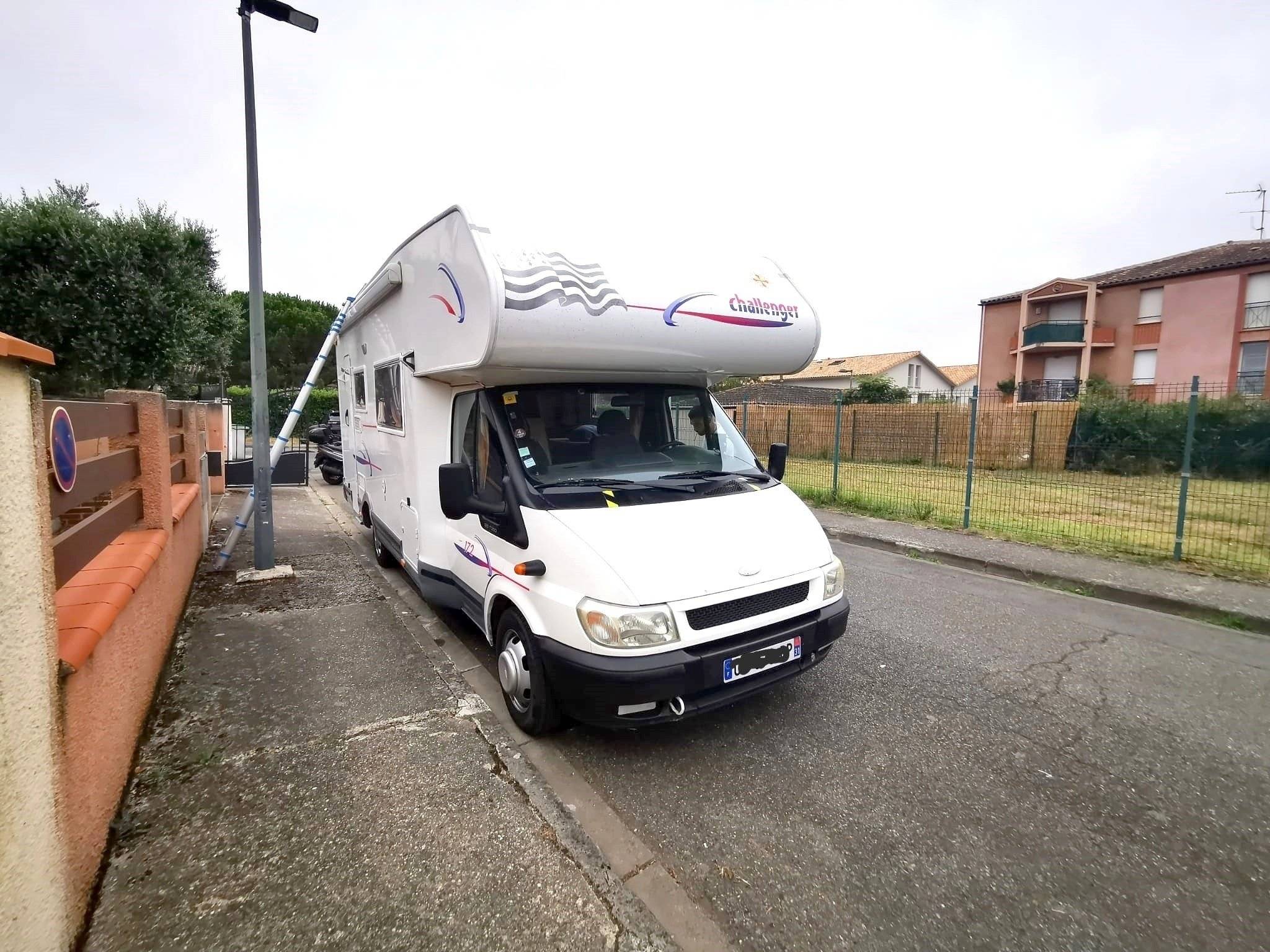 Vue avant de 3/4 Ford Transit 2.4L 125ch - Yescapa