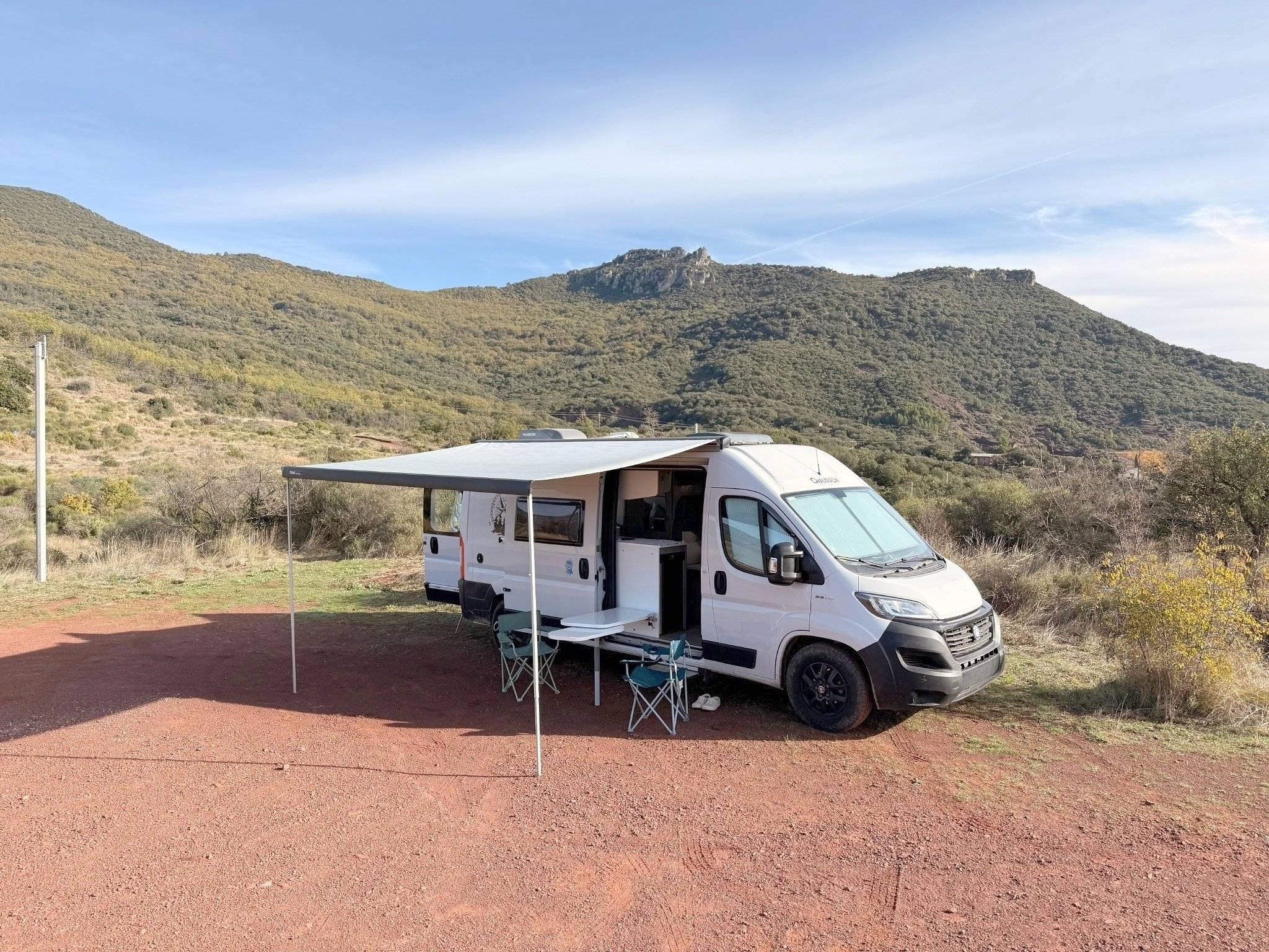 Vista del vehículo ángulo delantero Fiat Fiat Ducato, 2.3 l 140 Multijet, Euro 6d-Temp - Yescapa