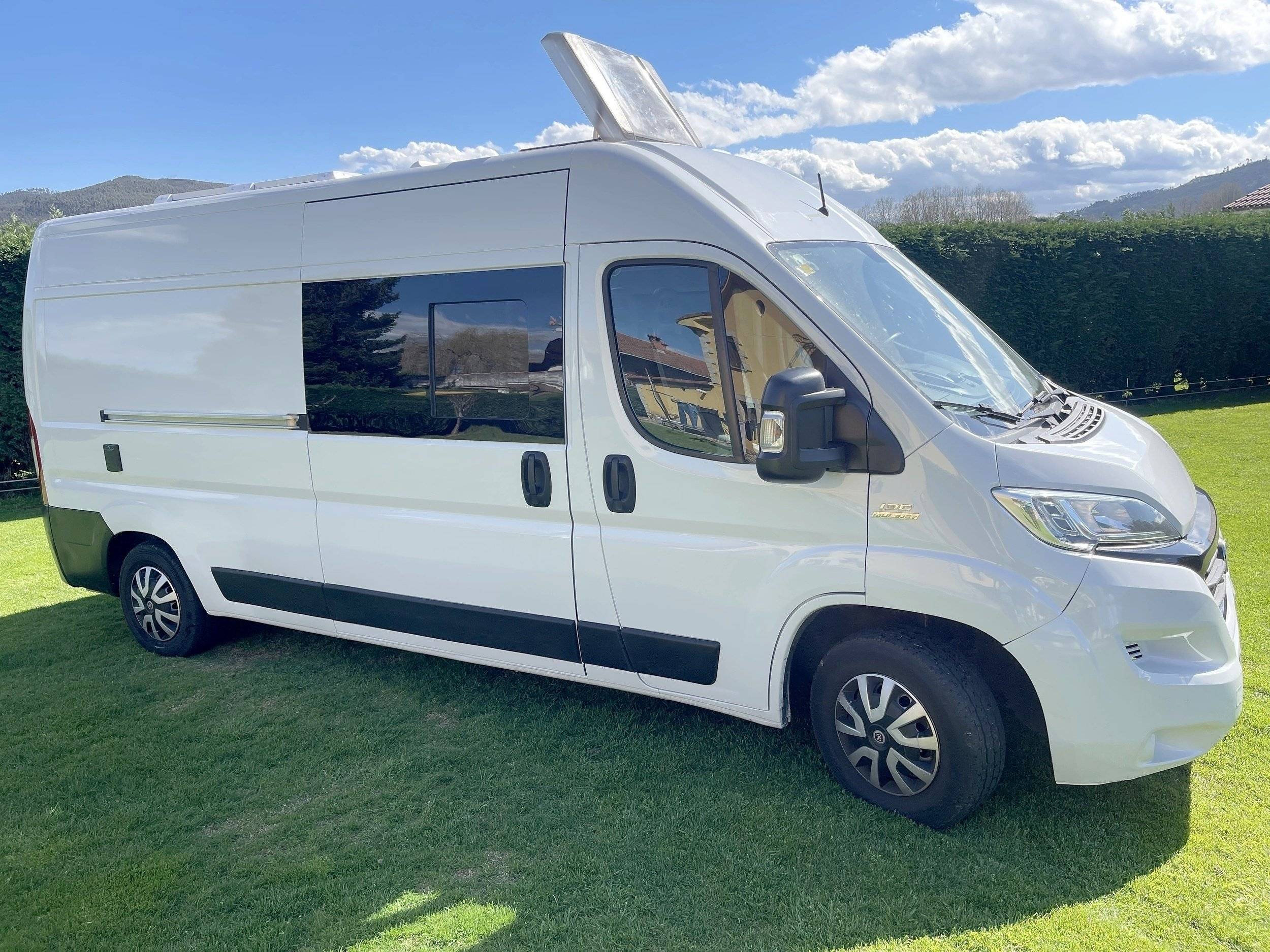 Vue avant de 3/4 Fiat Ducato 130 Multijet - Yescapa