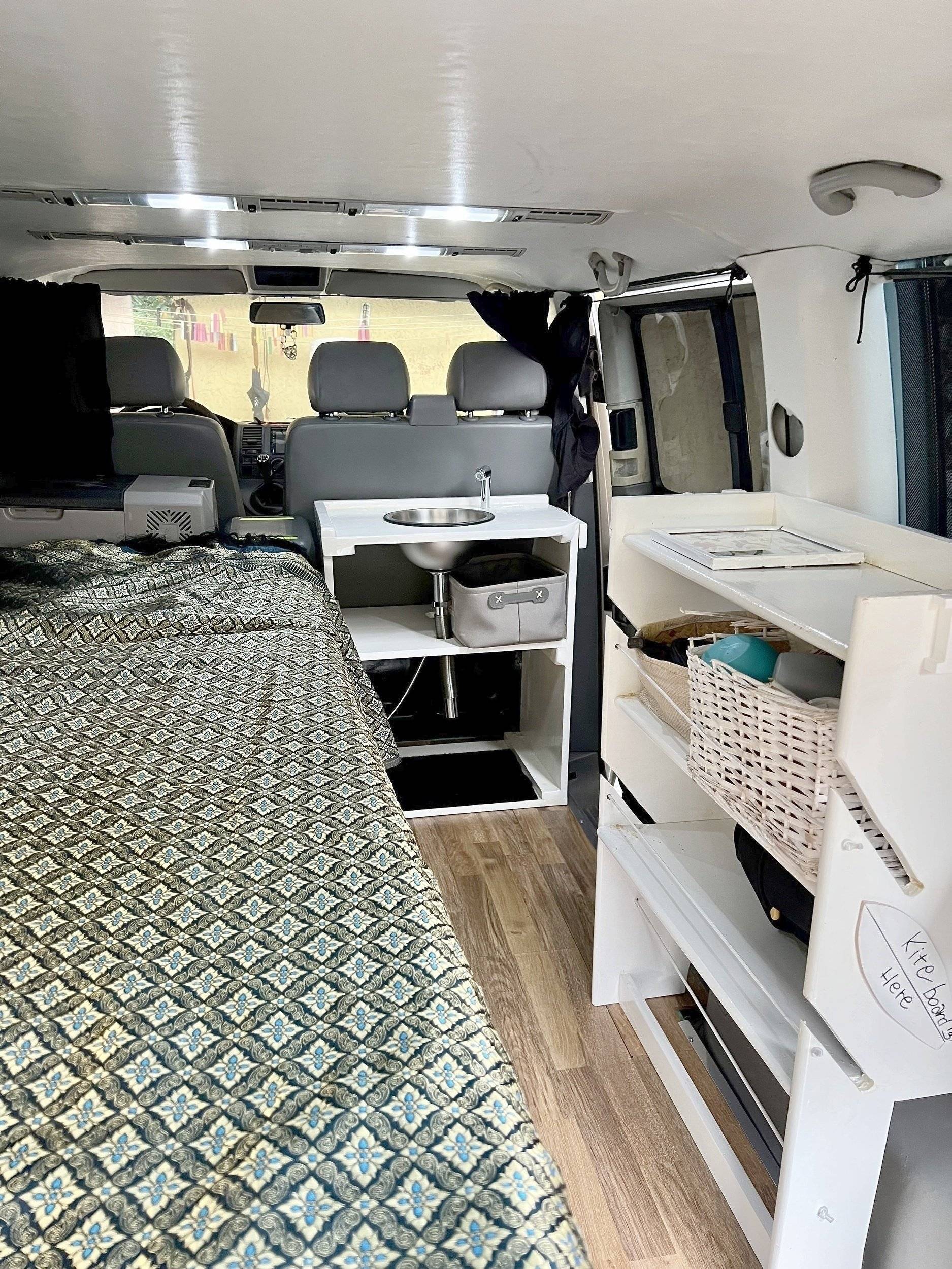 Couchages Volkswagen T5 1,9 l 102 ch - Yescapa