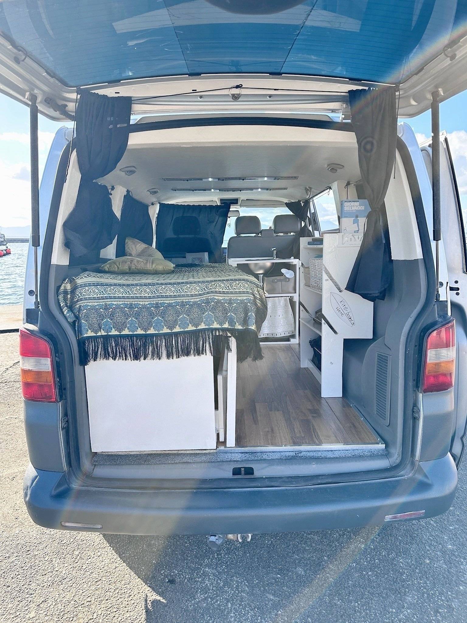 Slaapplaatsen Volkswagen T5 1,9 l 102 ch - Yescapa