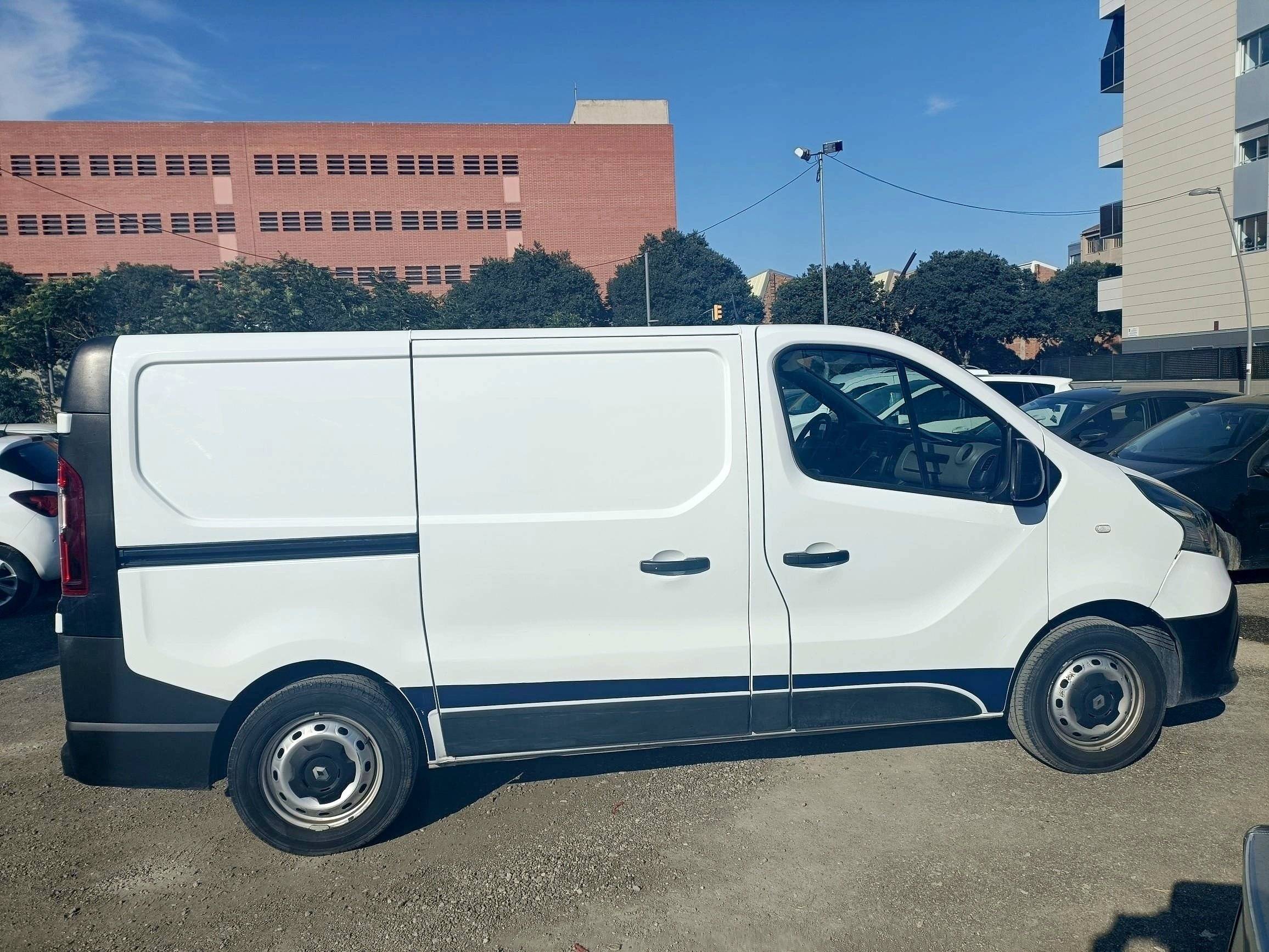 Vista del vehículo ángulo delantero Renault Trafic 1.6 dci90 - Yescapa