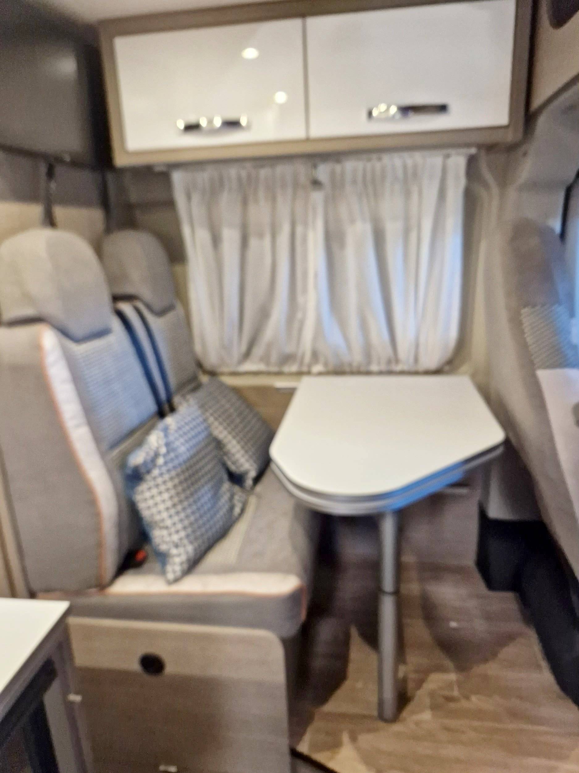 Coin repas Citroën 2.2L 140CV - Yescapa