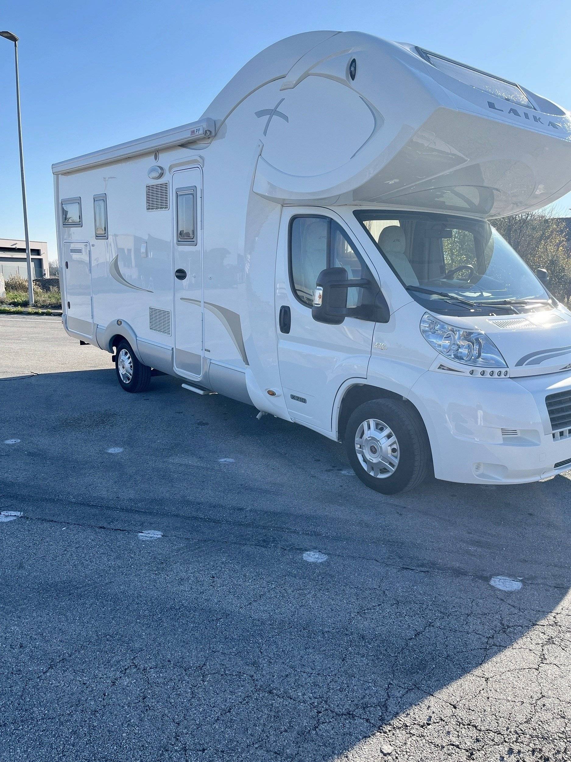 Vue avant de 3/4 Fiat Ducato 2,3 130 ch - Yescapa