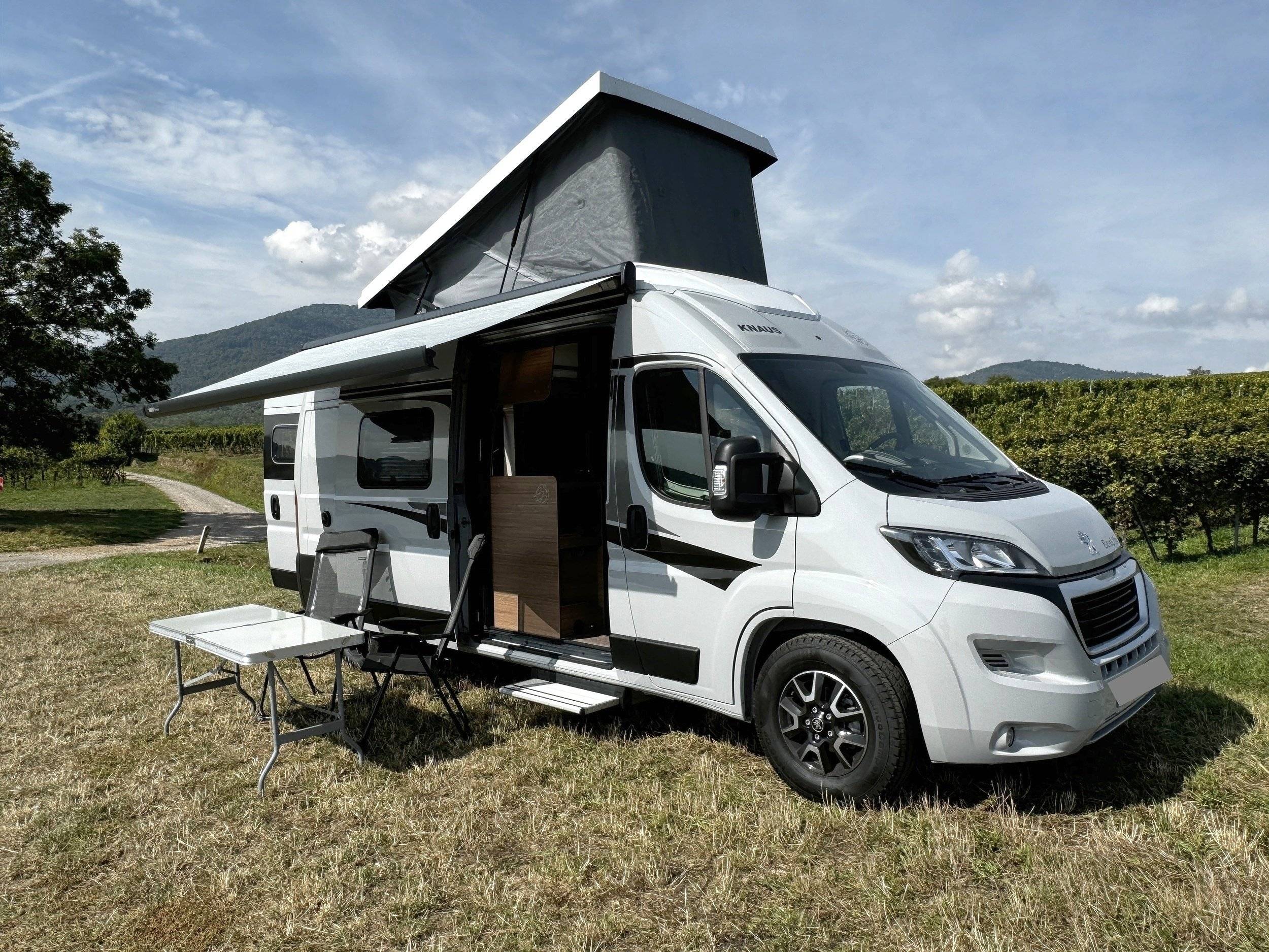 Front view from 3/4 Peugeot Peugeot Boxer - Yescapa