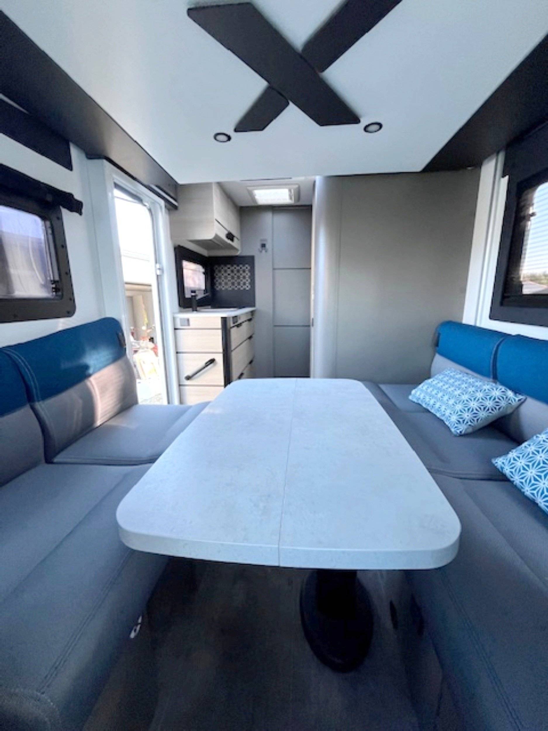 Dining Area Fiat 140 cv - Yescapa