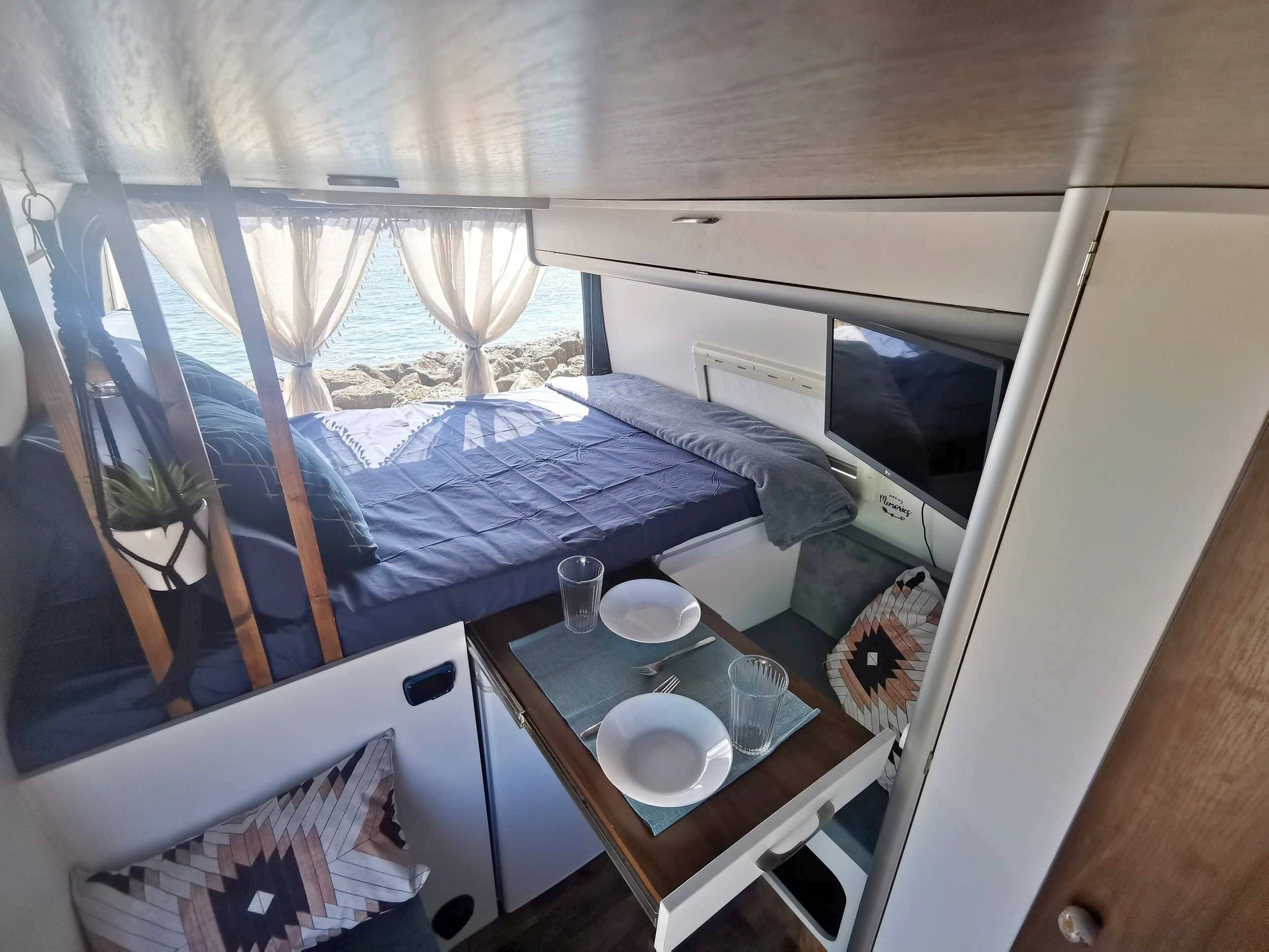 Dining Area Ford Transit 100T300 - Yescapa