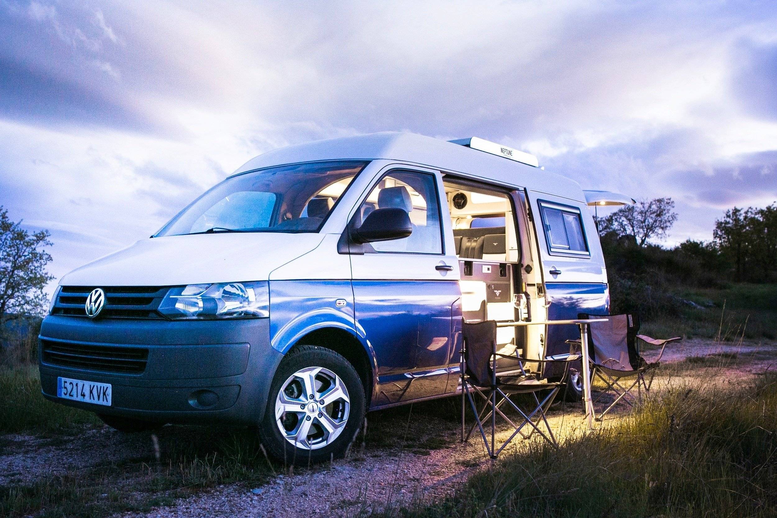 schräge Vorderansicht VW T5 NEW GLORY - Yescapa