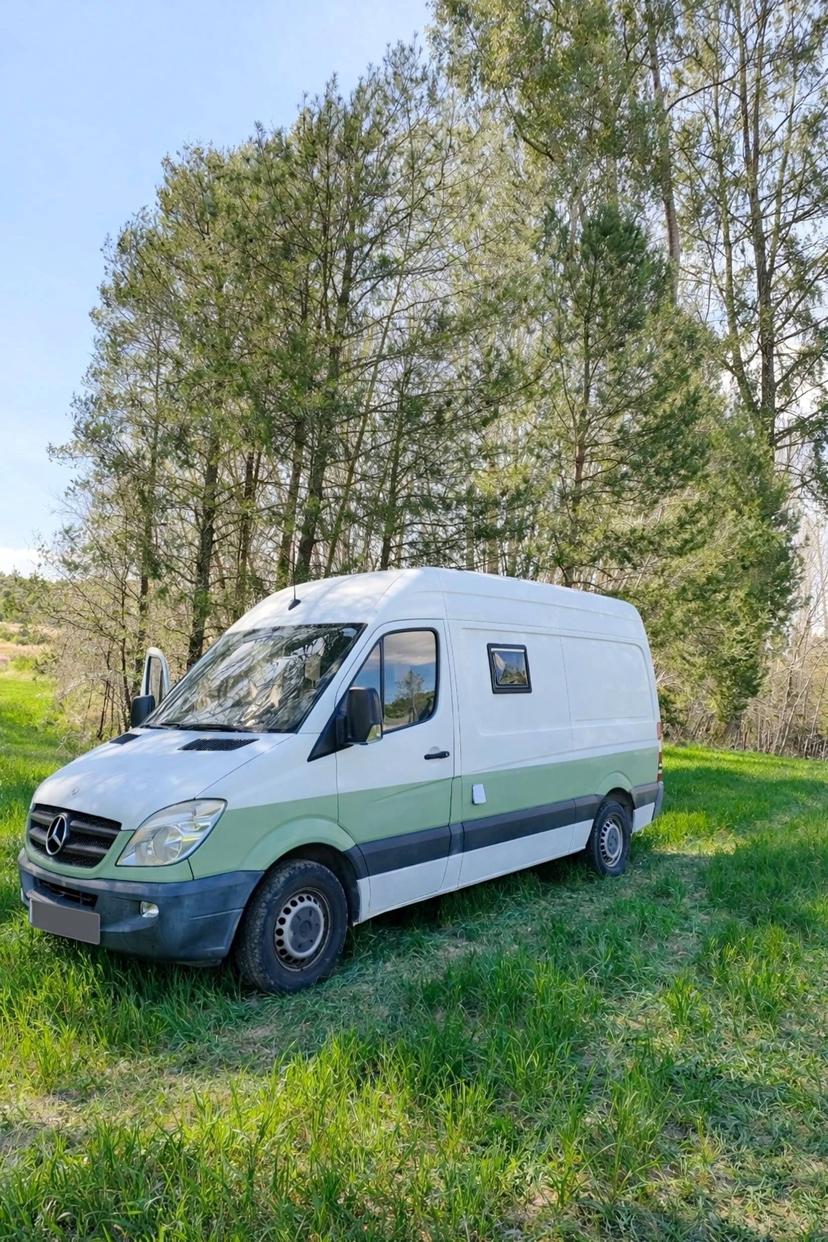 Vue avant de 3/4 Mercedes Sprinter 2,2 l 143 ch - Yescapa