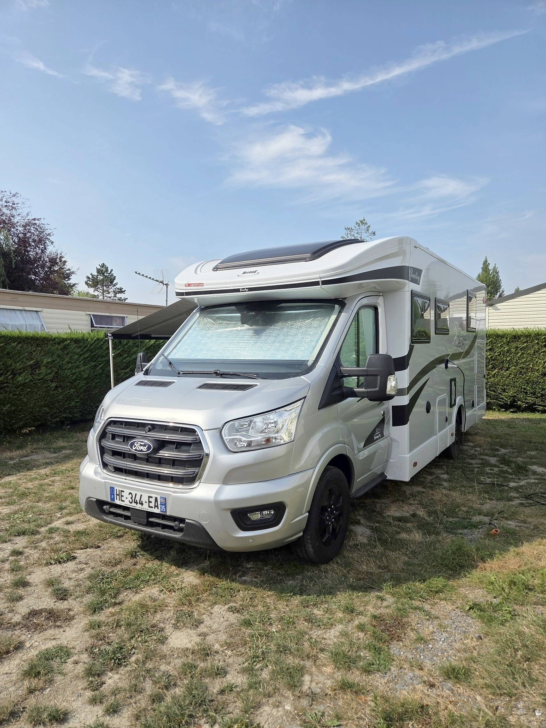 schräge Vorderansicht Ford Transit 2,0 l 170 ch - Yescapa