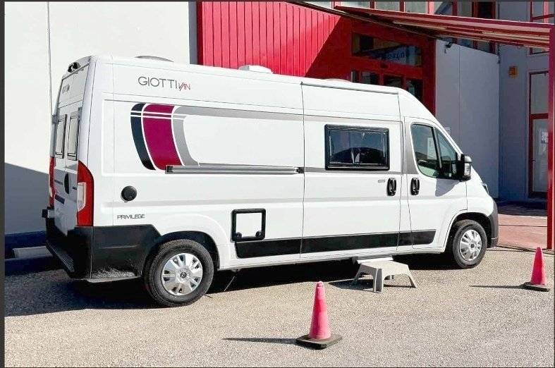 Vista del vehicle angle davanter Peugeot Boxer 2.2 Blue HDI 140ch - Yescapa