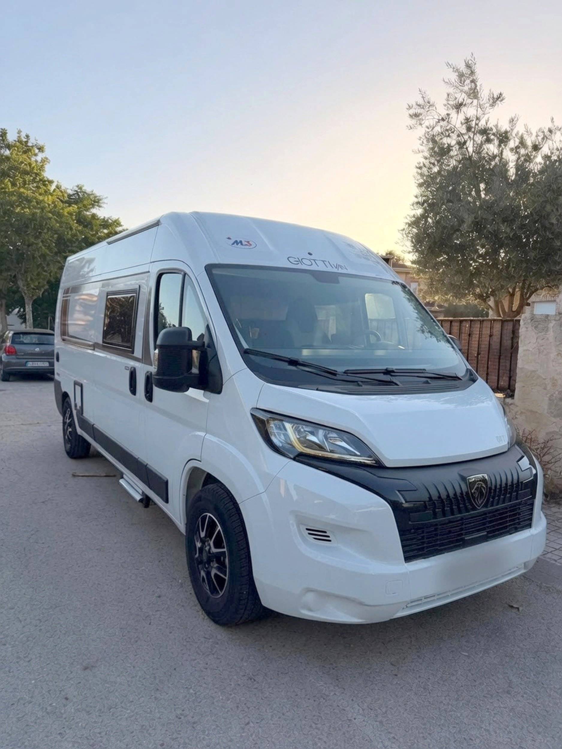 Vue avant de 3/4 Peugeot Boxer 2.2 Blue HDI 140ch - Yescapa