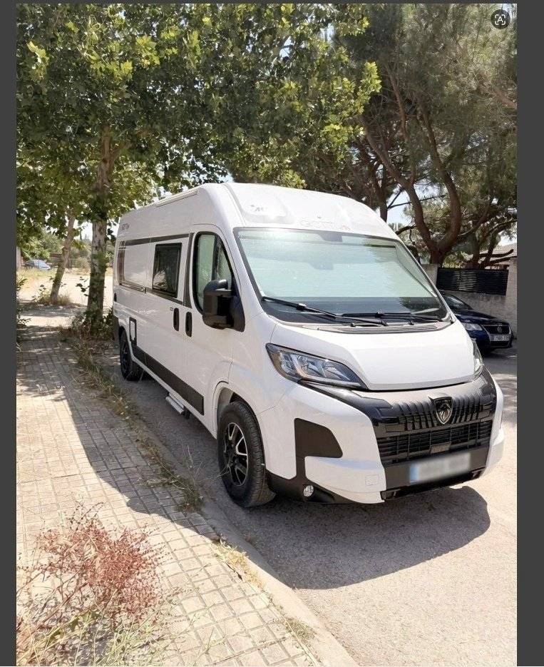Vista frontale a ¾ Peugeot Boxer 2.2 Blue HDI 140ch - Yescapa