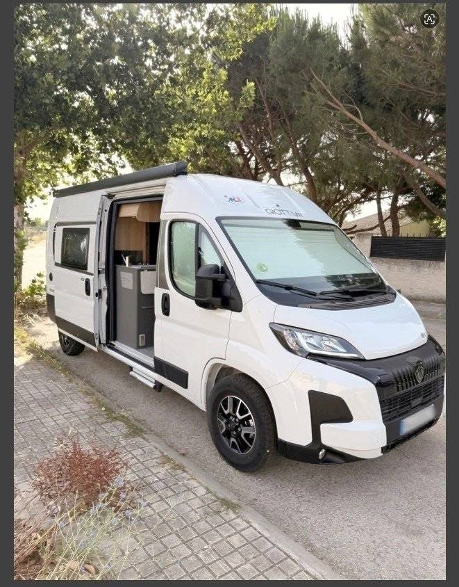 Vue avant de 3/4 Peugeot Boxer 2.2 Blue HDI 140ch - Yescapa