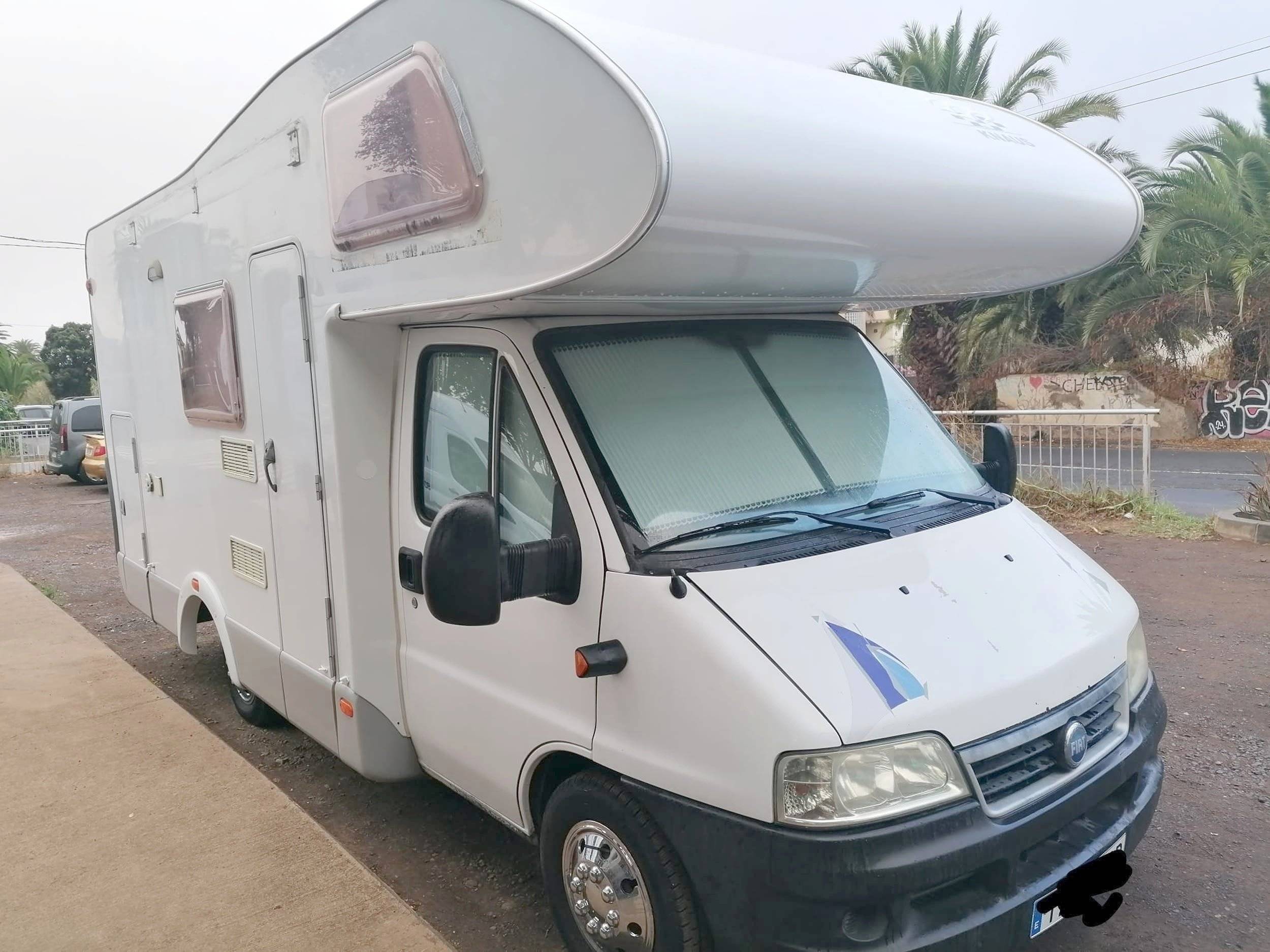 Vista frontale a ¾ Fiat Ducato 2,3 l 115 ch - Yescapa