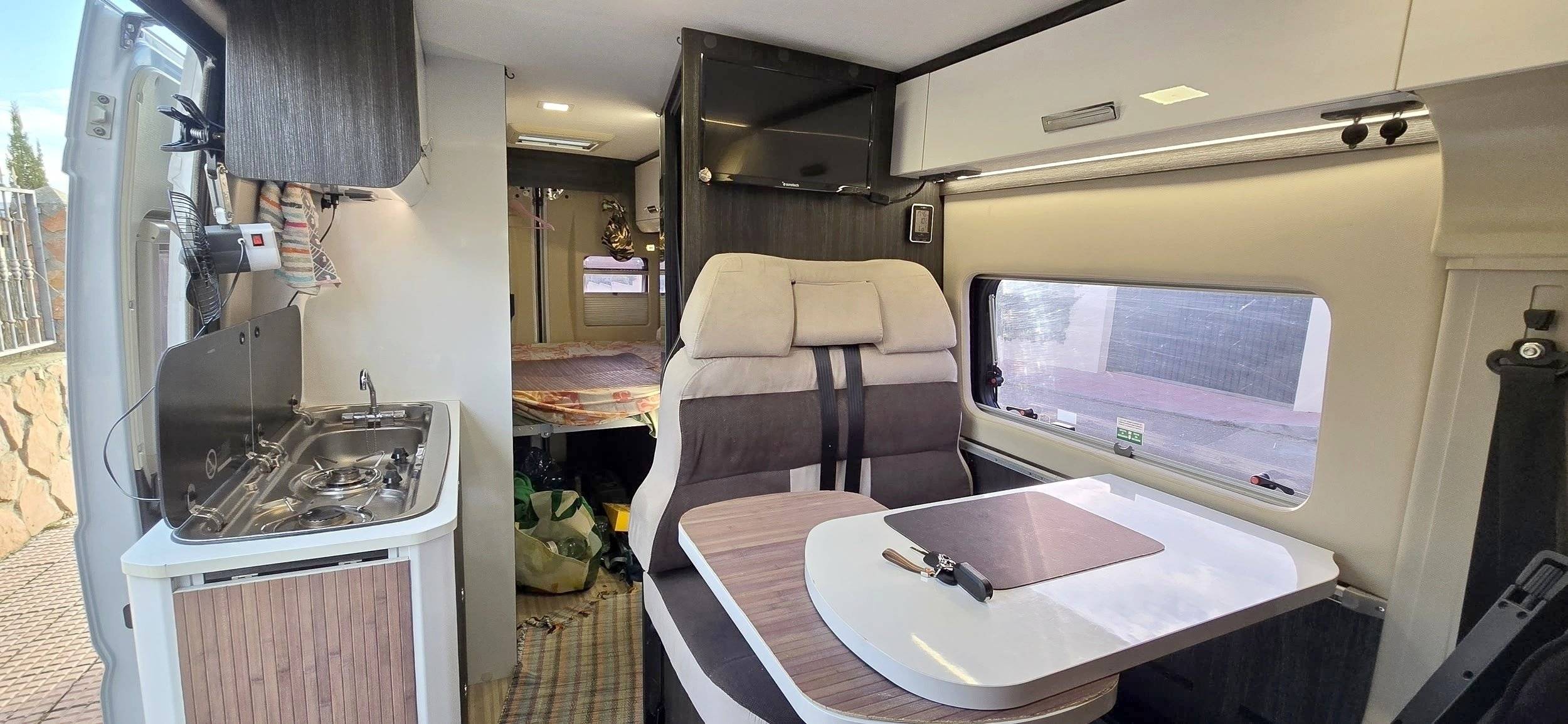 Dining Area Fiat Ducato 2,3 l Multijet 120ch. - Yescapa