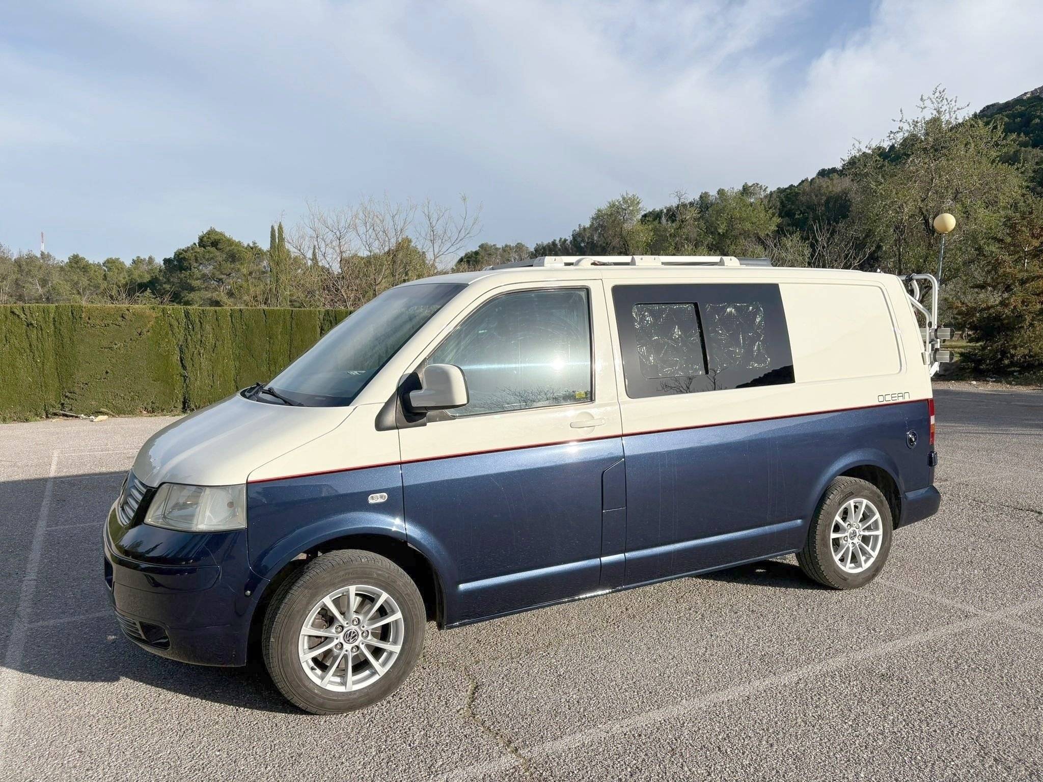 Vista de 3/4 Volkswagen Transporter 1.9 TDI - Yescapa