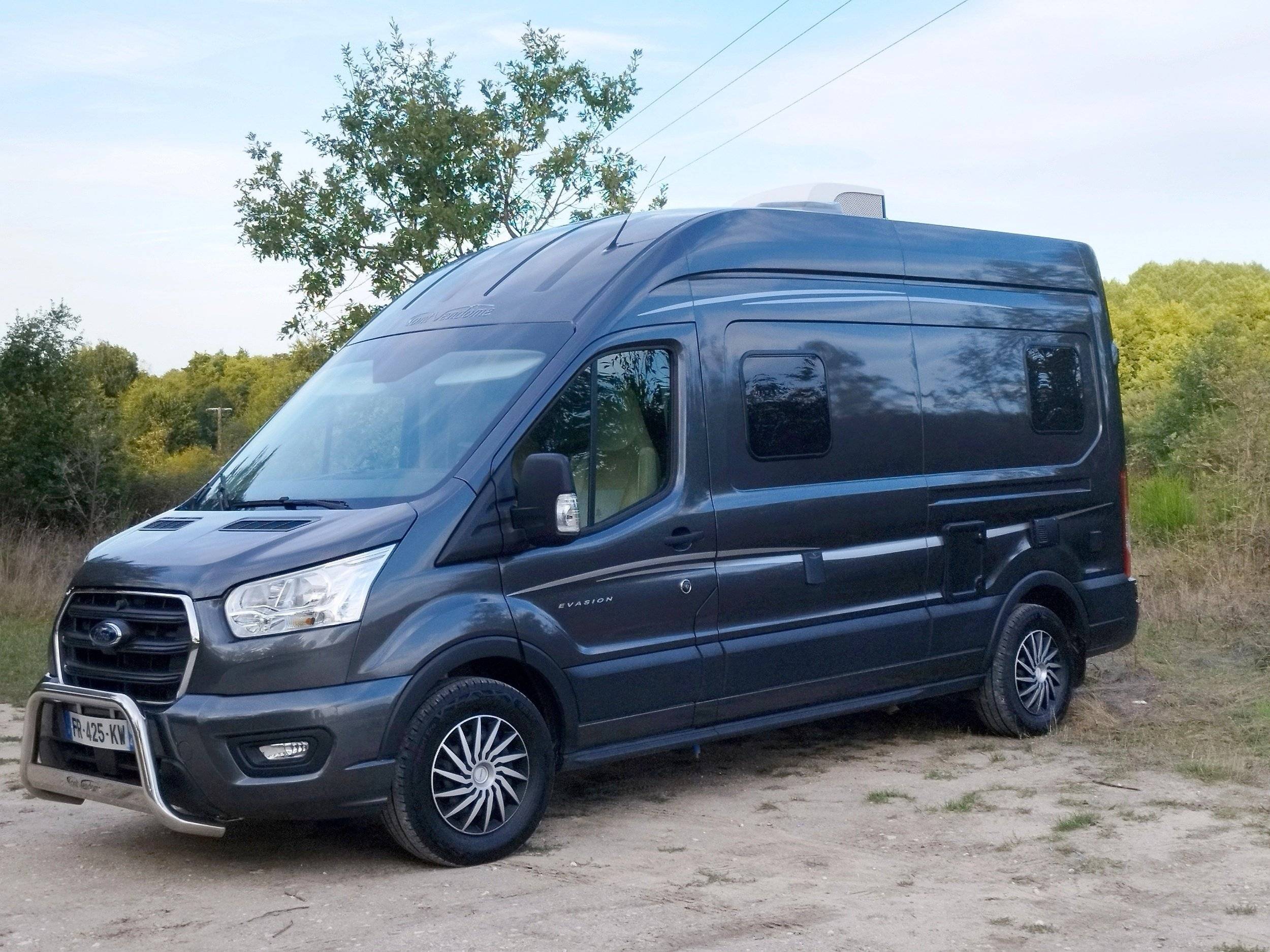 Vista frontale a ¾ Ford FORD TRANSIT - Yescapa