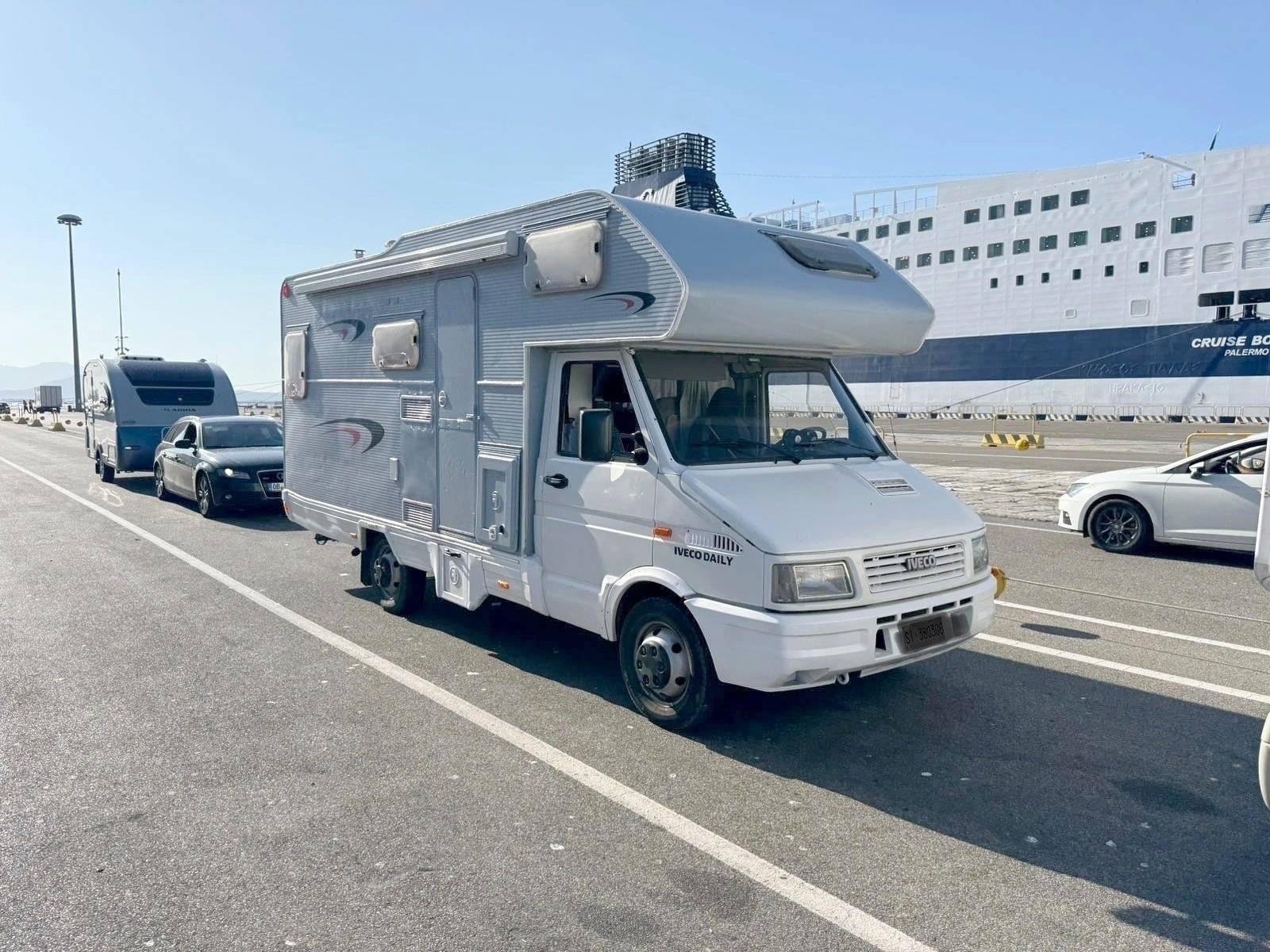 Front view from 3/4 Iveco Daily - Yescapa