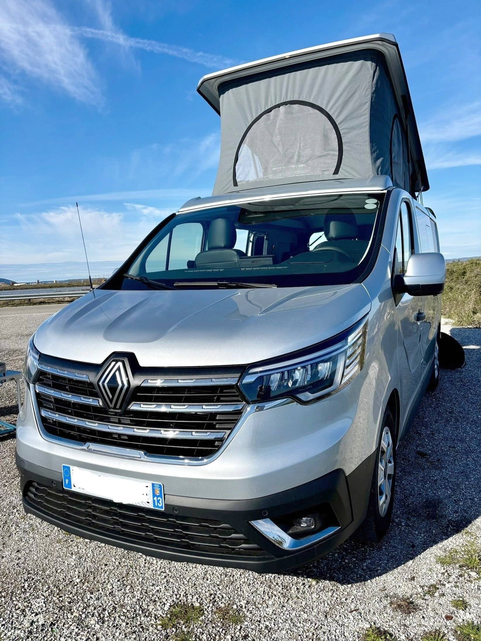 Front view from 3/4 Renault Renault Trafic 150cv Boite auto - Yescapa