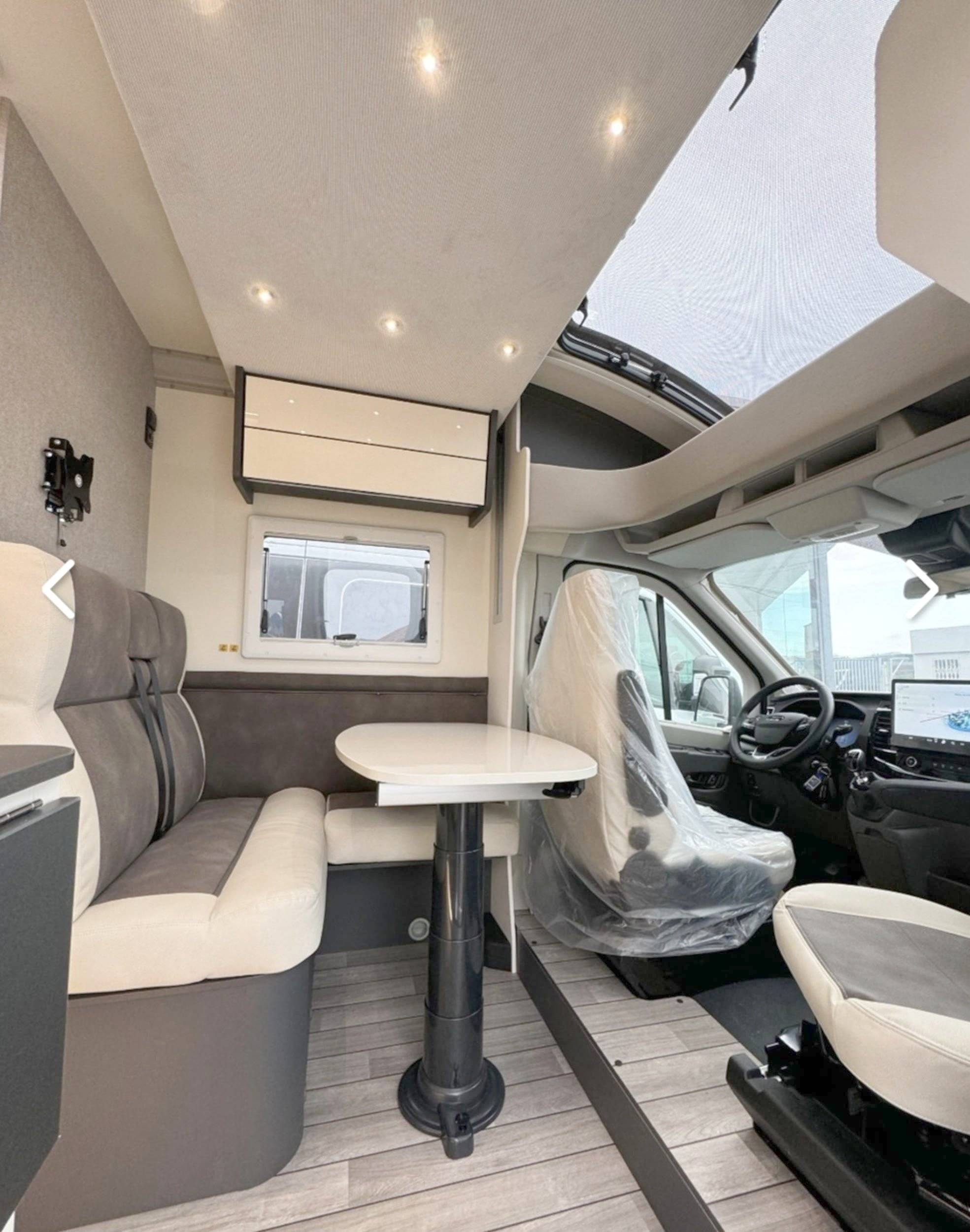 Dining Area Ford Transit 2.0 TDI 170 CV - Yescapa