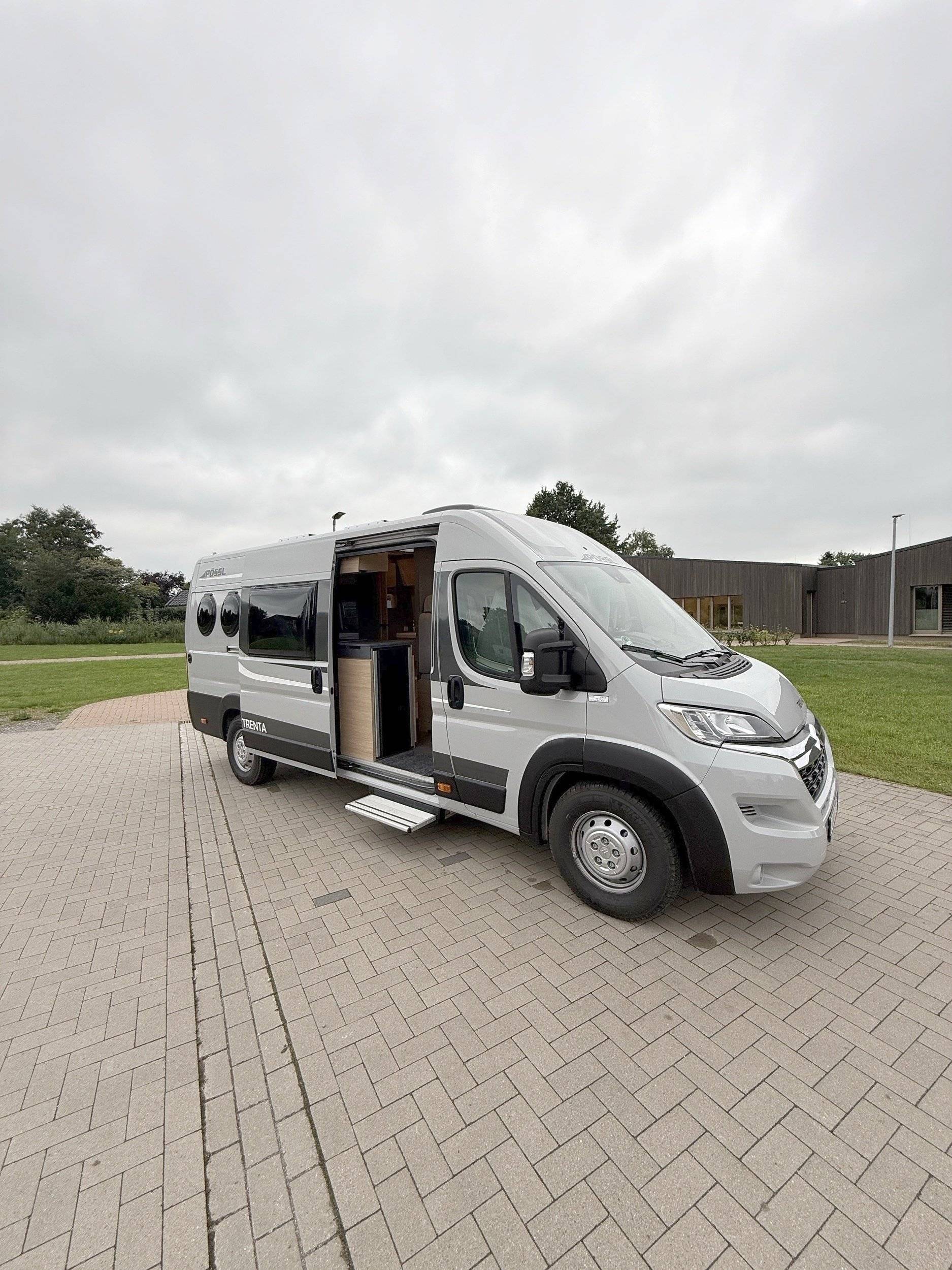 schräge Vorderansicht Citroën Jumper 2,2 l Blue HDI 165 PS - Yescapa