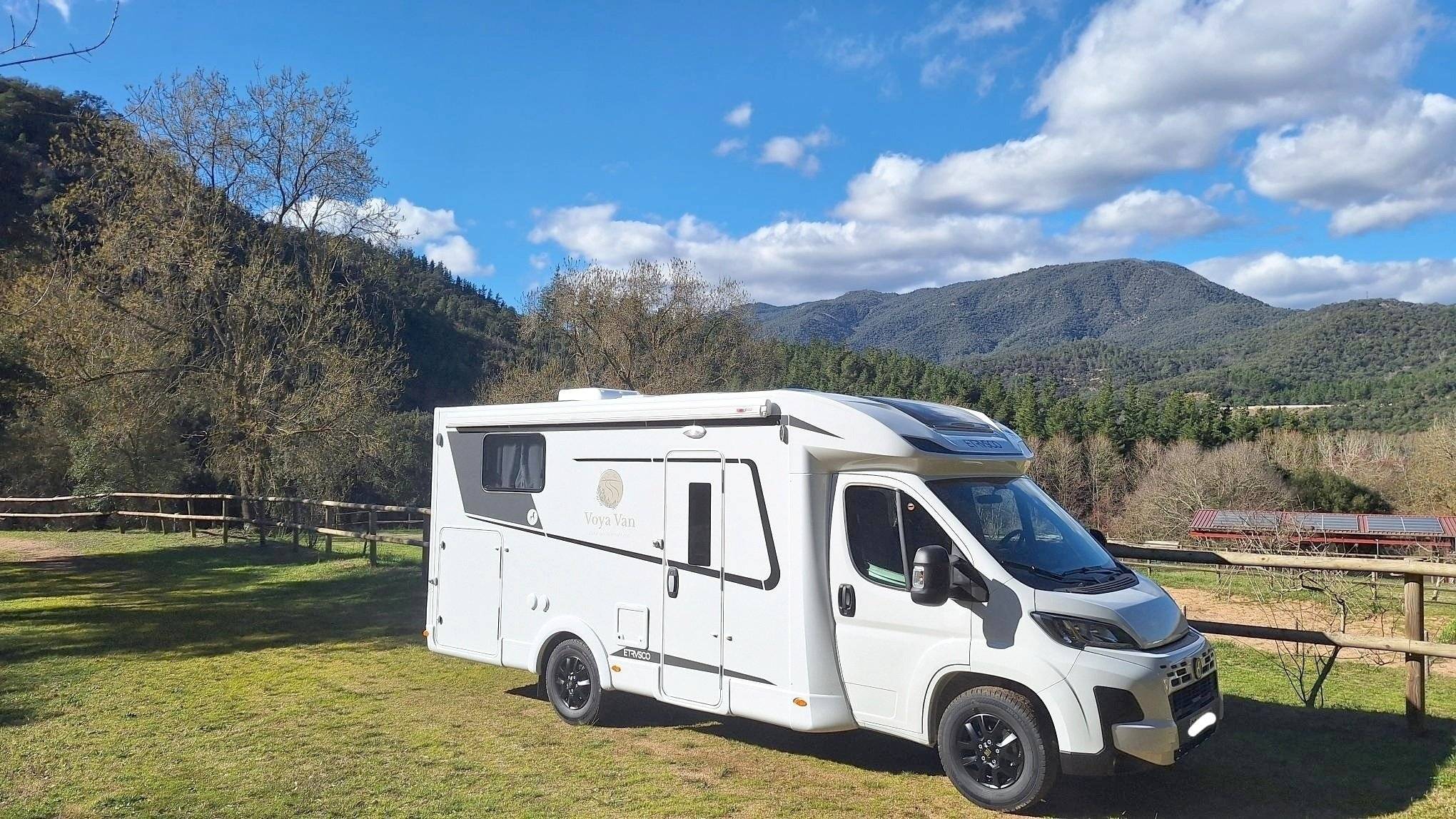 Front view from 3/4 Fiat - Yescapa