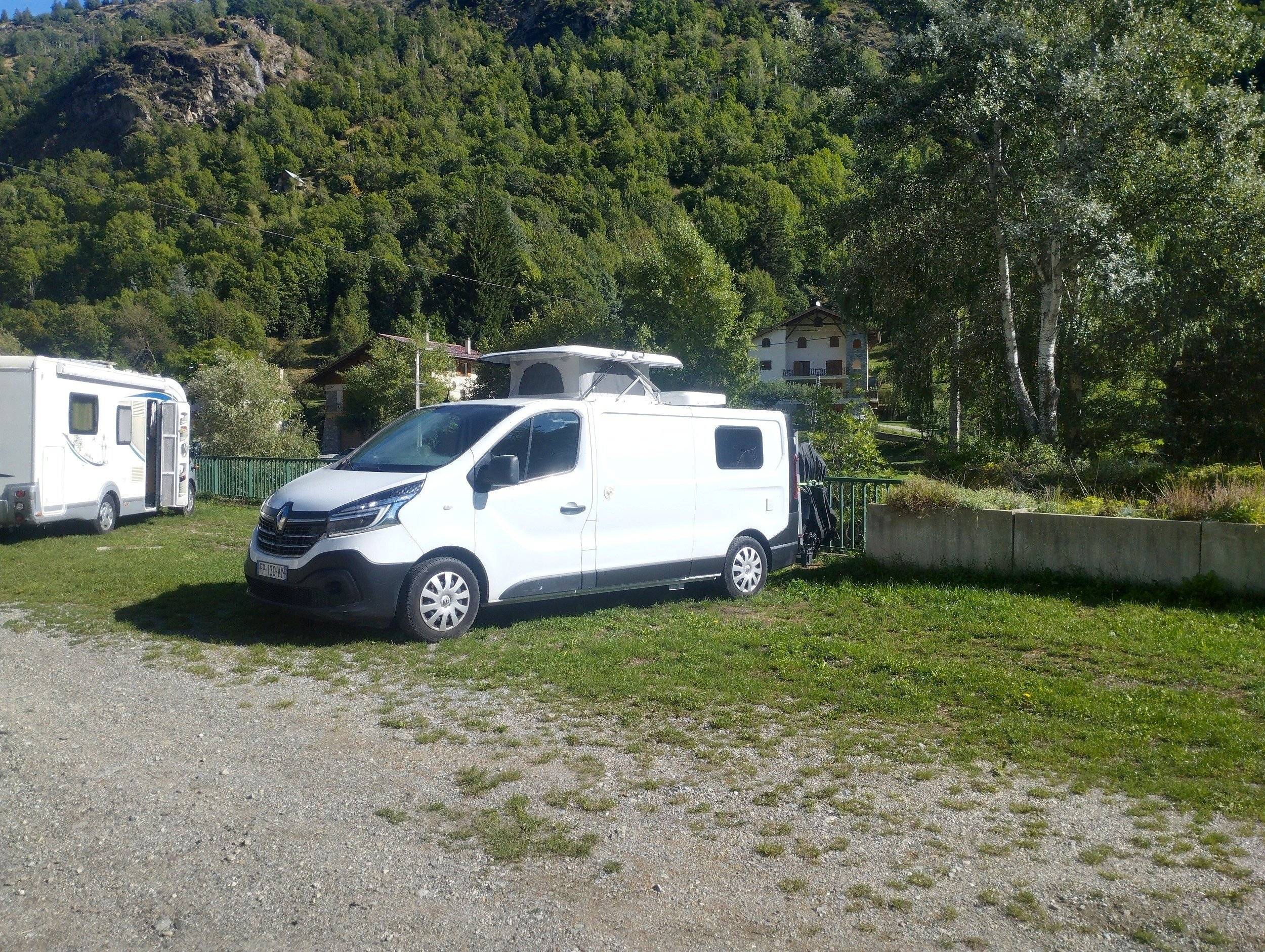 Vista frontale a ¾ Renault RENAULT TRAFIC 3 Grand Confort - Yescapa