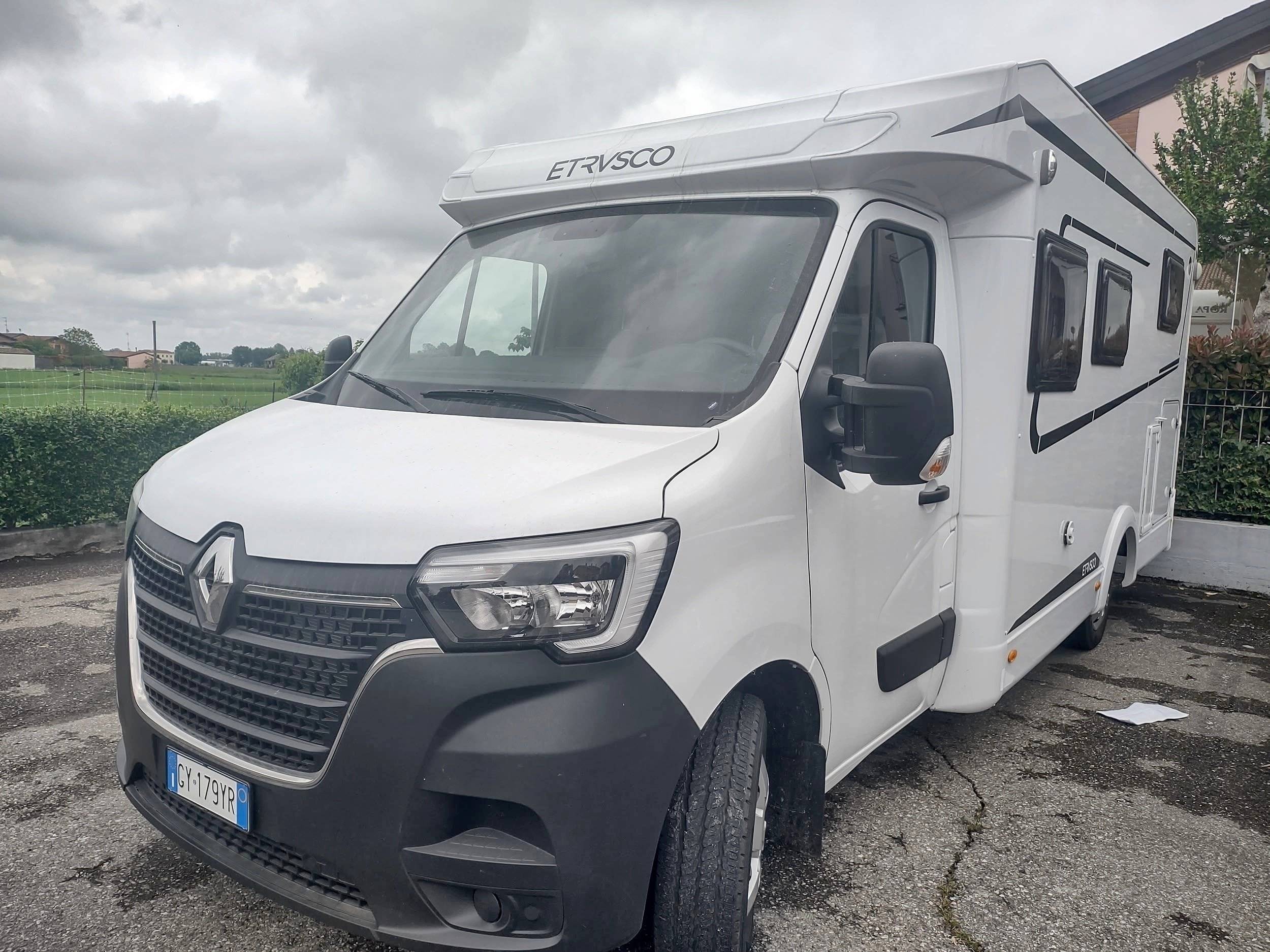 Vista frontale a ¾ Renault Master 2,3 l 125 ch - Yescapa