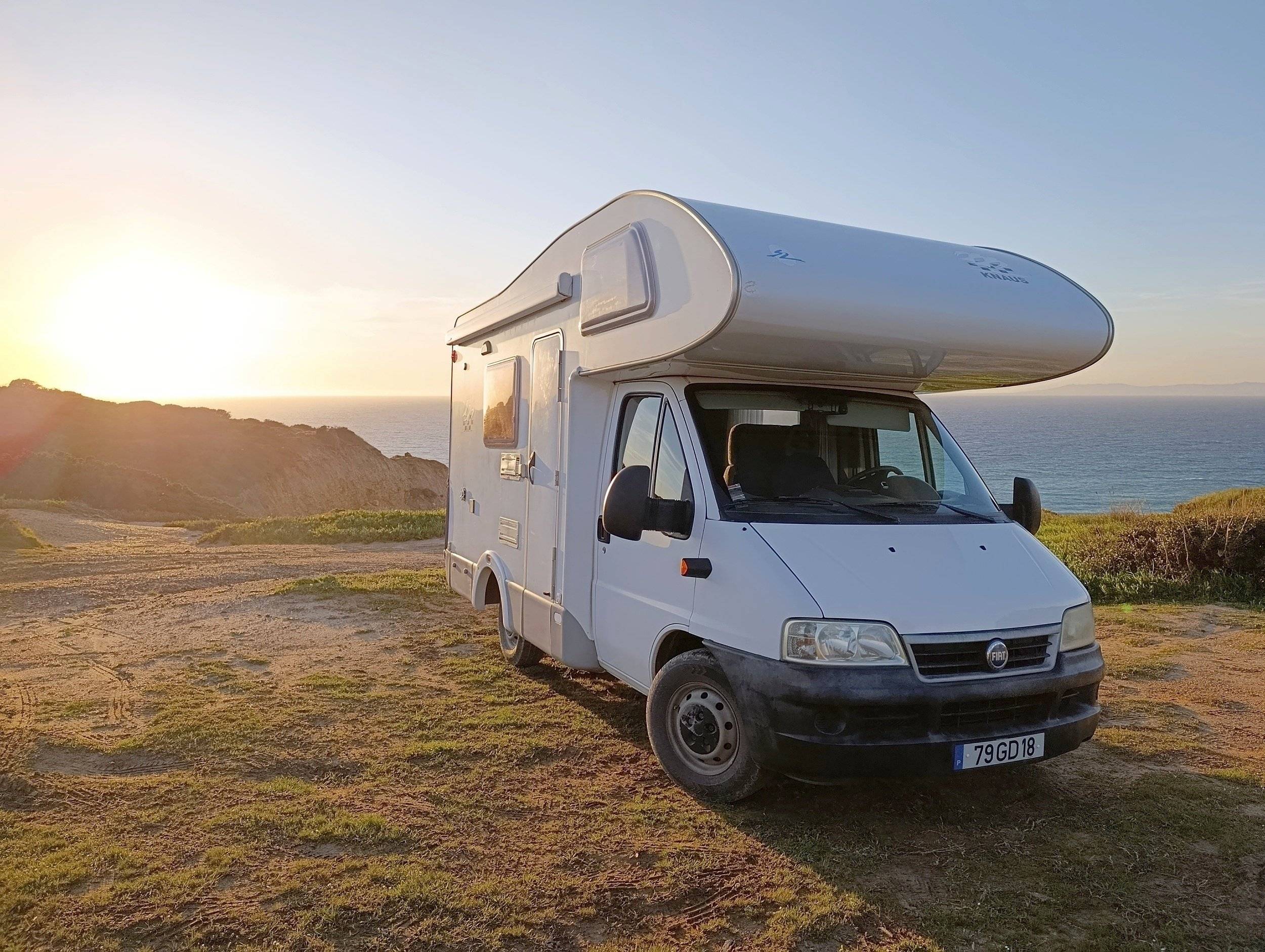 Vista del vehicle angle davanter Fiat 2,3 l 130 ch. - Yescapa