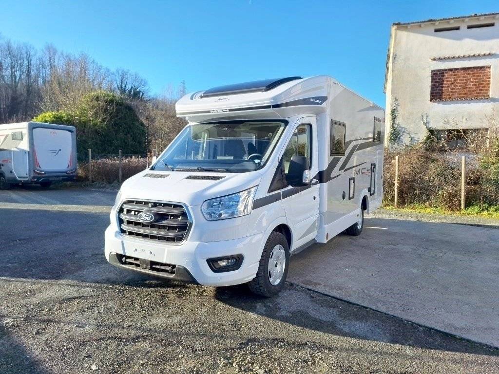 Front view from 3/4 Ford - Yescapa