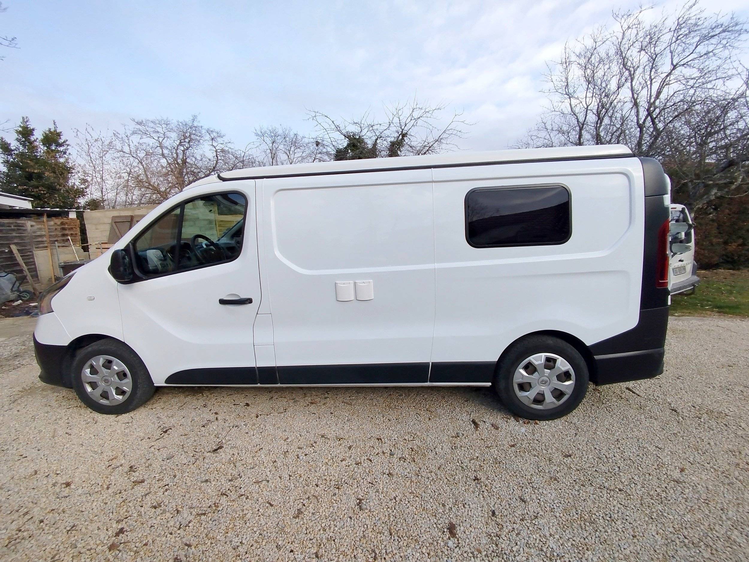 Front view from 3/4 Renault - Yescapa