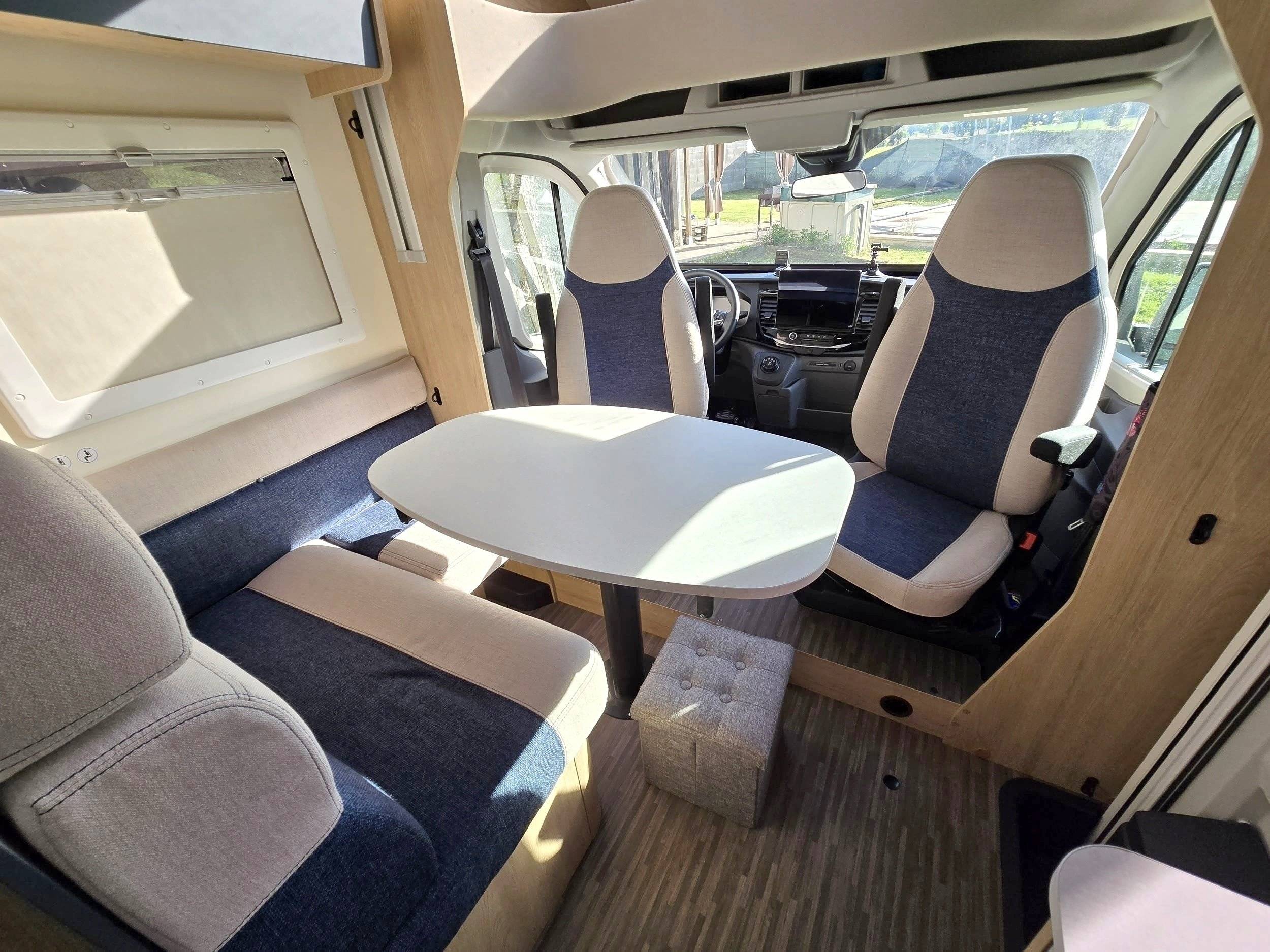 Coin repas Ford Transit 2,0 l 165 ch - Yescapa